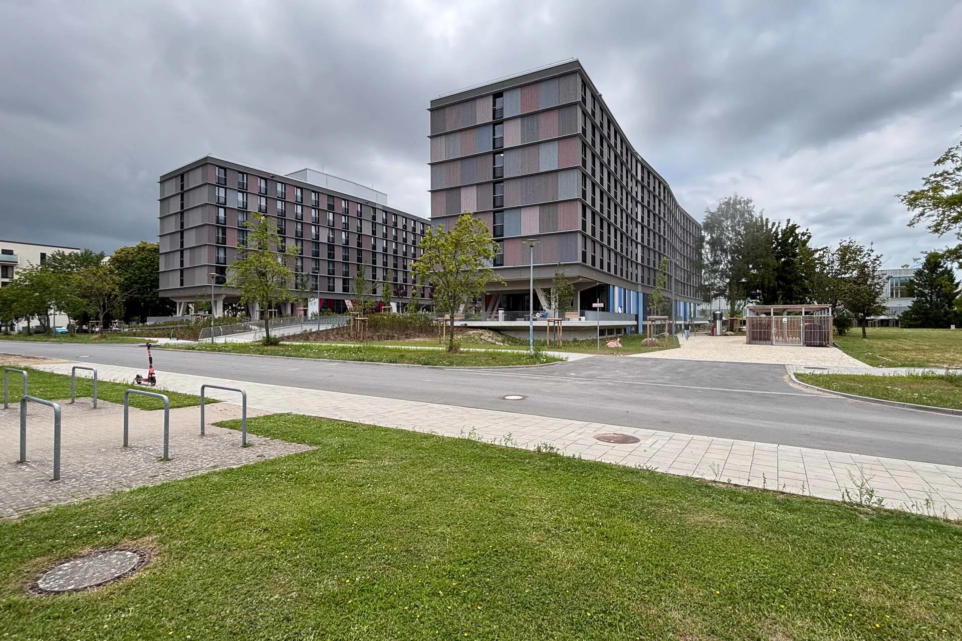 Der leicht erhöhte Sockel der eingegrabenen Tiefgarage hebt die Erdgeschossterrassen der Wohnbauten über das Wegenetz der Siedlung hervor.