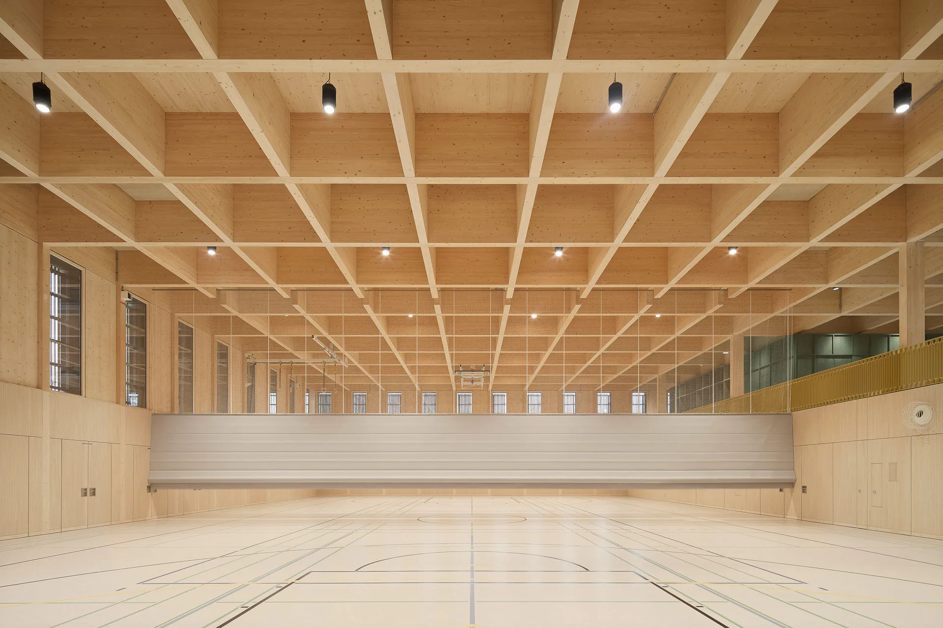 Ganz aus Holz - außen dunkelbraun, innen naturfarben - haben Steimle Architekten die Markolfhalle in Radolfzell am Bodensee konstruiert.