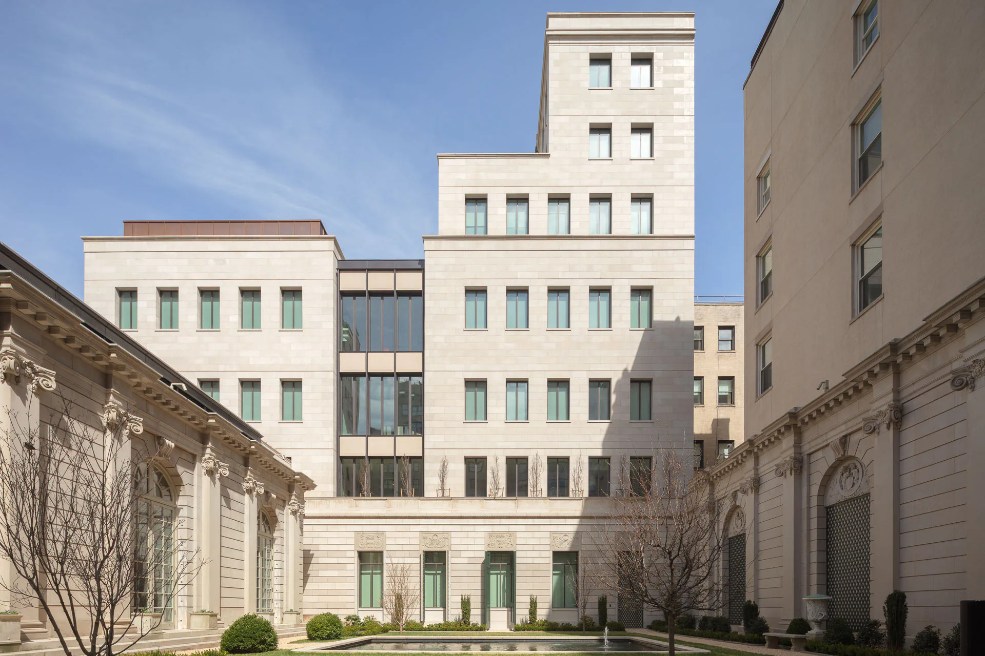 Bei der Erweiterung der Frick Collection in New York knüpft Selldorf an die Materialpalette der historischen Gebäude an und verwendet ebenfalls Indiana-Kalkstein im Blockverband.