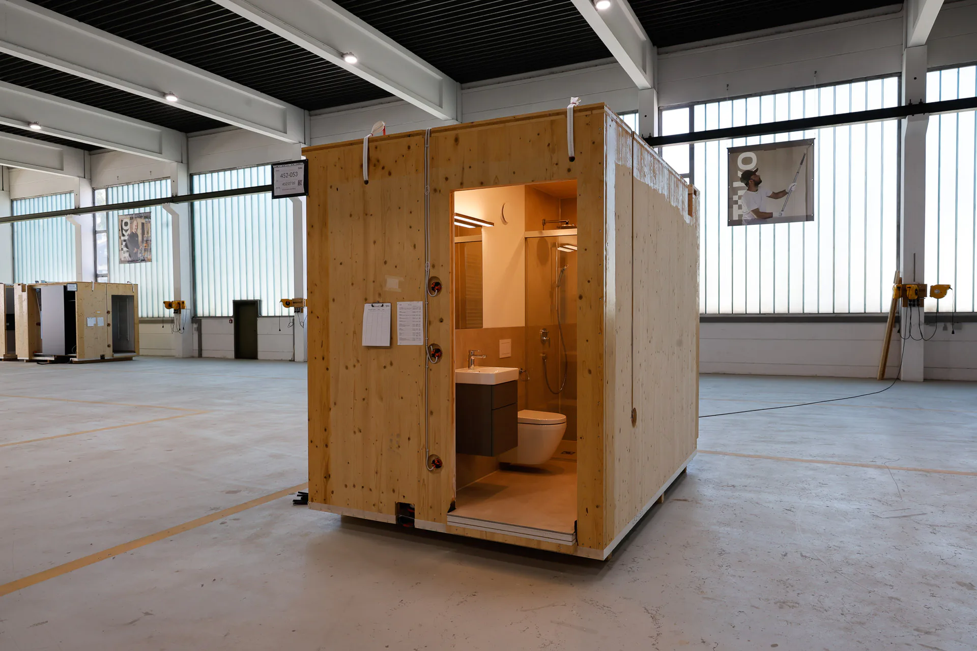 Die Badmodule umfassen sämtliche Sanitärobjekte, Installationen, Abdichtungen und Oberflächen. Sie sind projektspezifisch konfiguriert und an unterschiedliche Wohnungsgrößen und Grundrissanforderungen anpassbar.