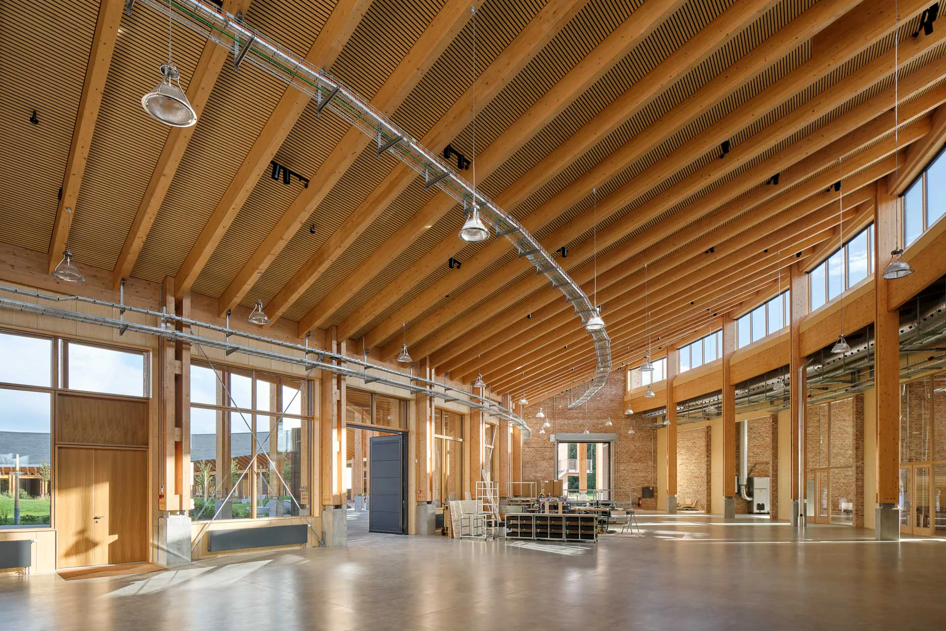 Große Werkstätten geben den Bewohnerinnen und Bewohnern die Gelegenheit mit Holz, Metall, Stein und Kunststoff zu arbeiten.