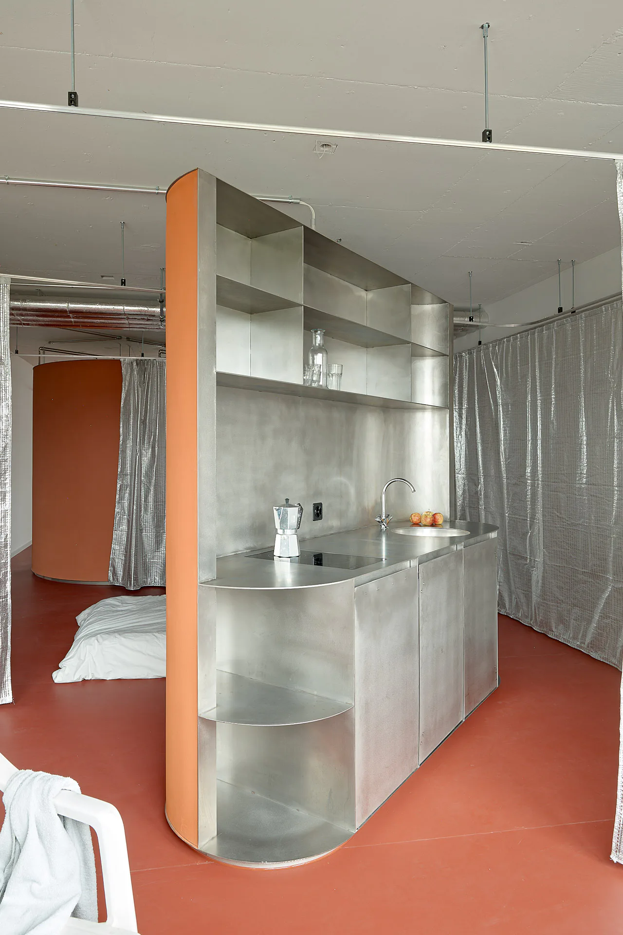 Schalenförmige Raumelemente bilden Wärmeinseln in den Apartments.