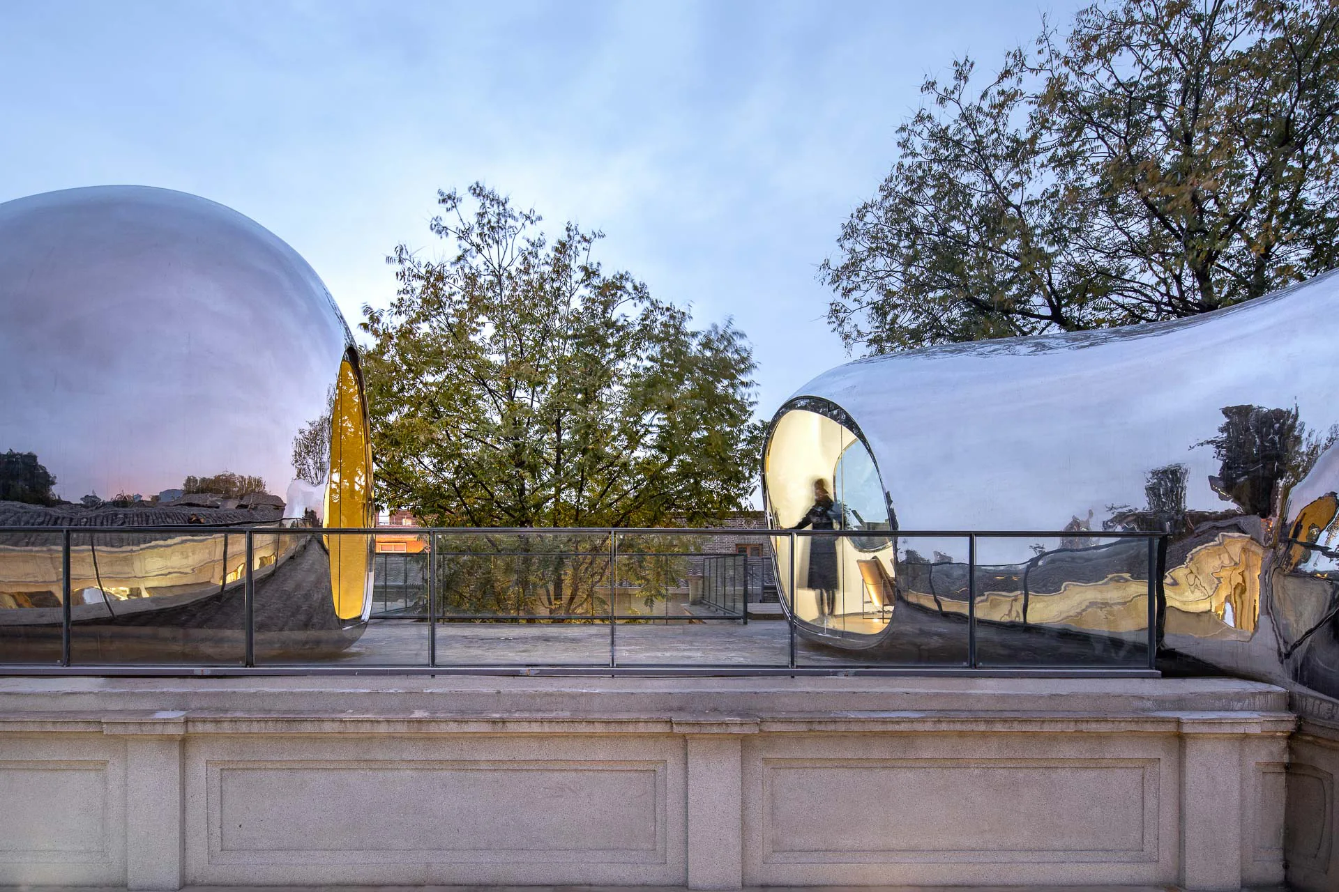 Hutong Bubble 218 (2019): Zwei Blasen auf der Dachterrasse eines Wohngebäudes. In ihrer Verkleidung aus poliertem Edelstahl spiegelt sich die Umgebung.