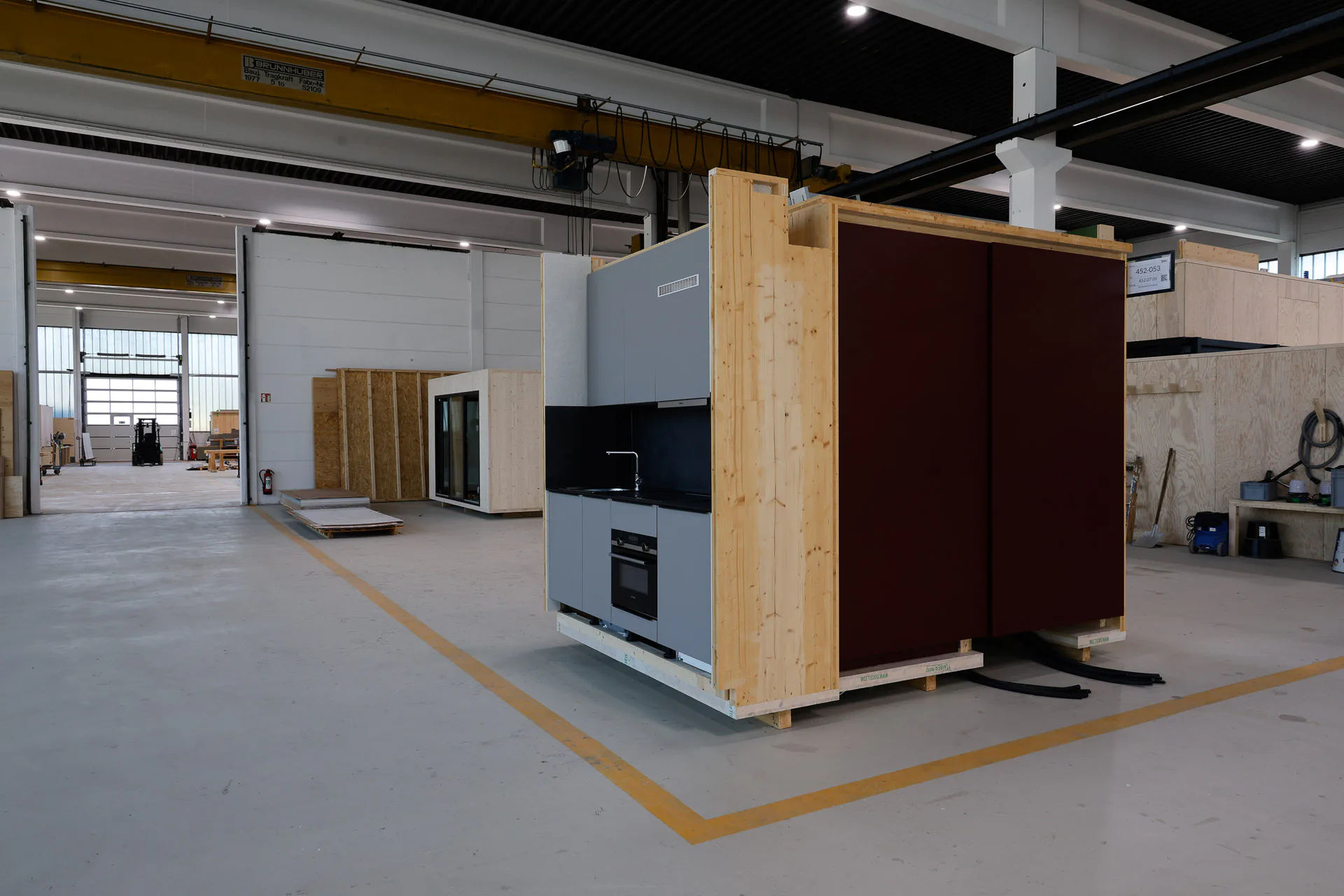 Ausgewählte Module haben auf der Rückseite bereits die Küche sowie einen Einbauschrank mit Waschmaschinenanschluss integriert.