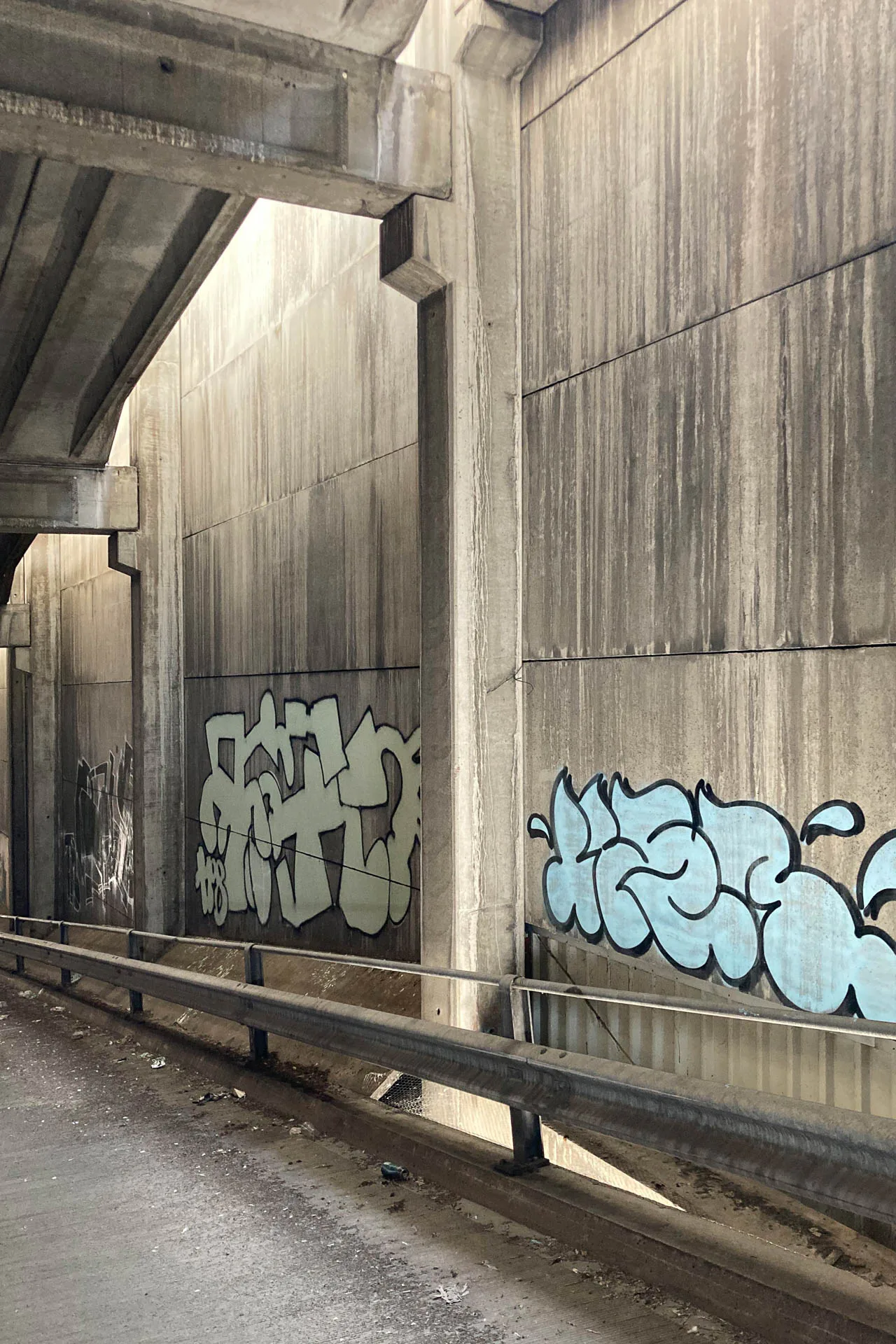 Auch die Zufahrtsrampe in die Obergeschosse besteht aus Rippenelementen.