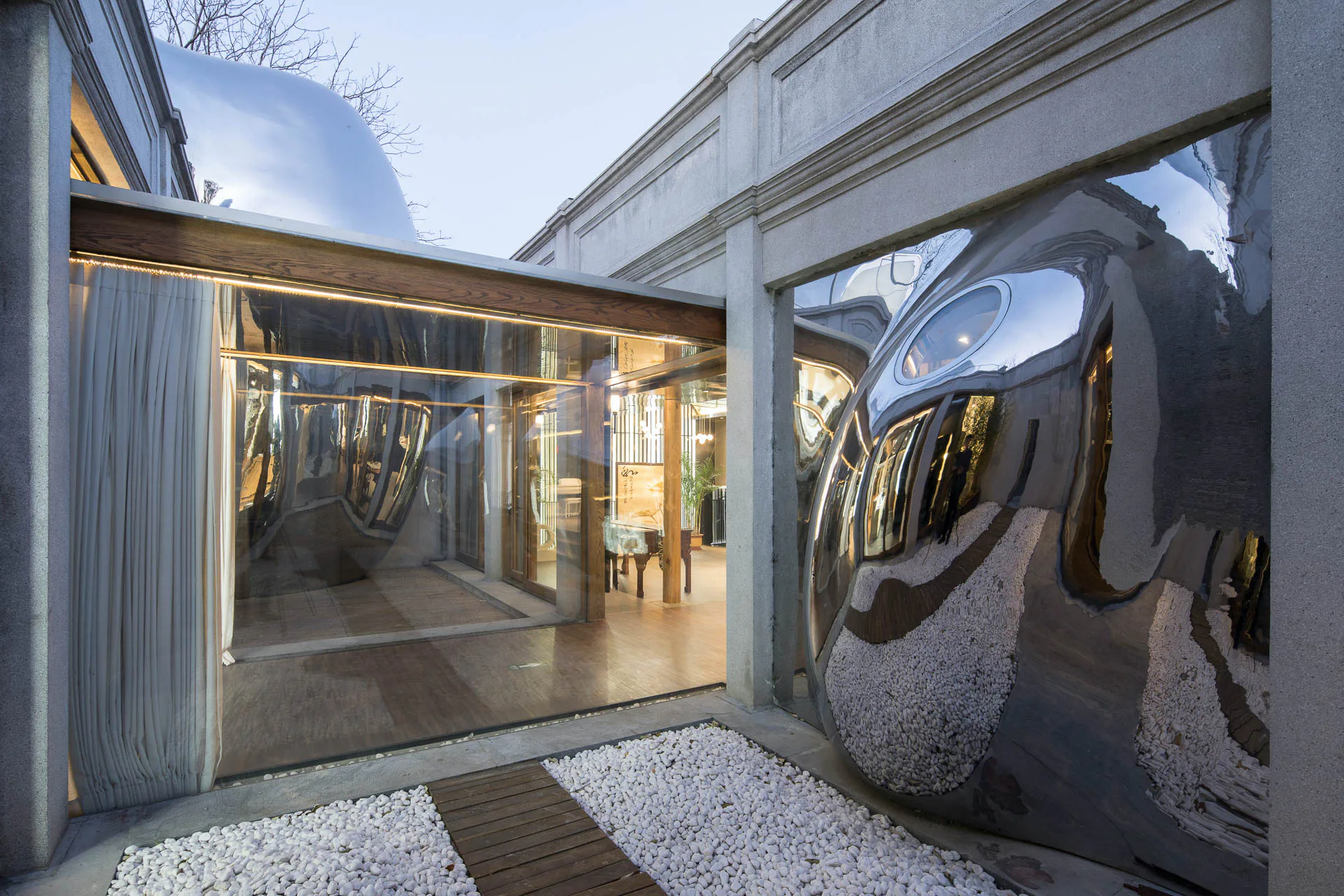 Toan Fang Hutong Bubble 218. Organische Form trifft strenge Betonrahmung.