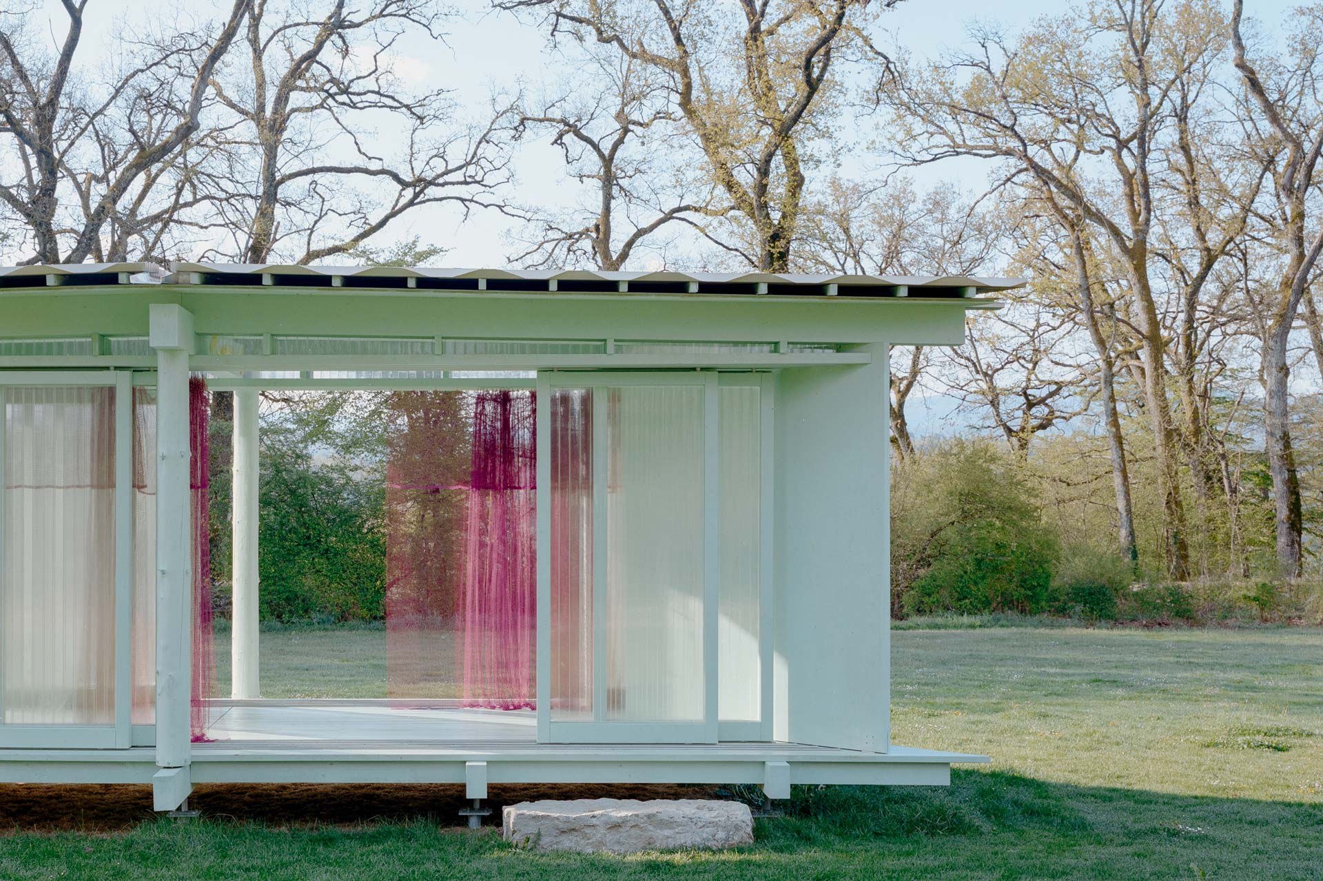 Schiebetürenpavillon von Piertzovanis Toews, Nuglar-St. Pantaleon 2025, Best of Best ICONIC AWARDS 2026.