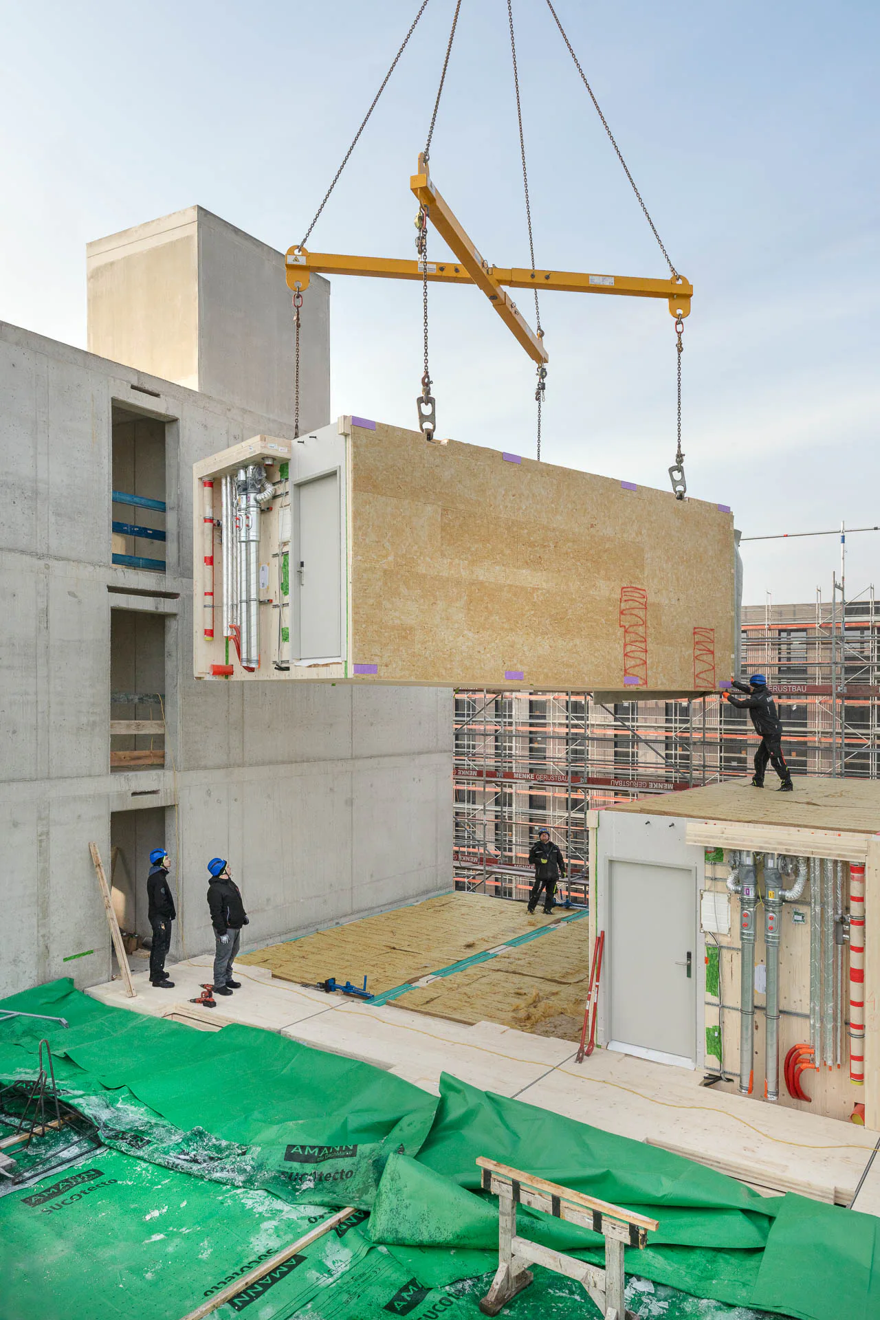 Eine Feldfabrik produzierte acht Module pro Tag, die umgehend montiert wurden.