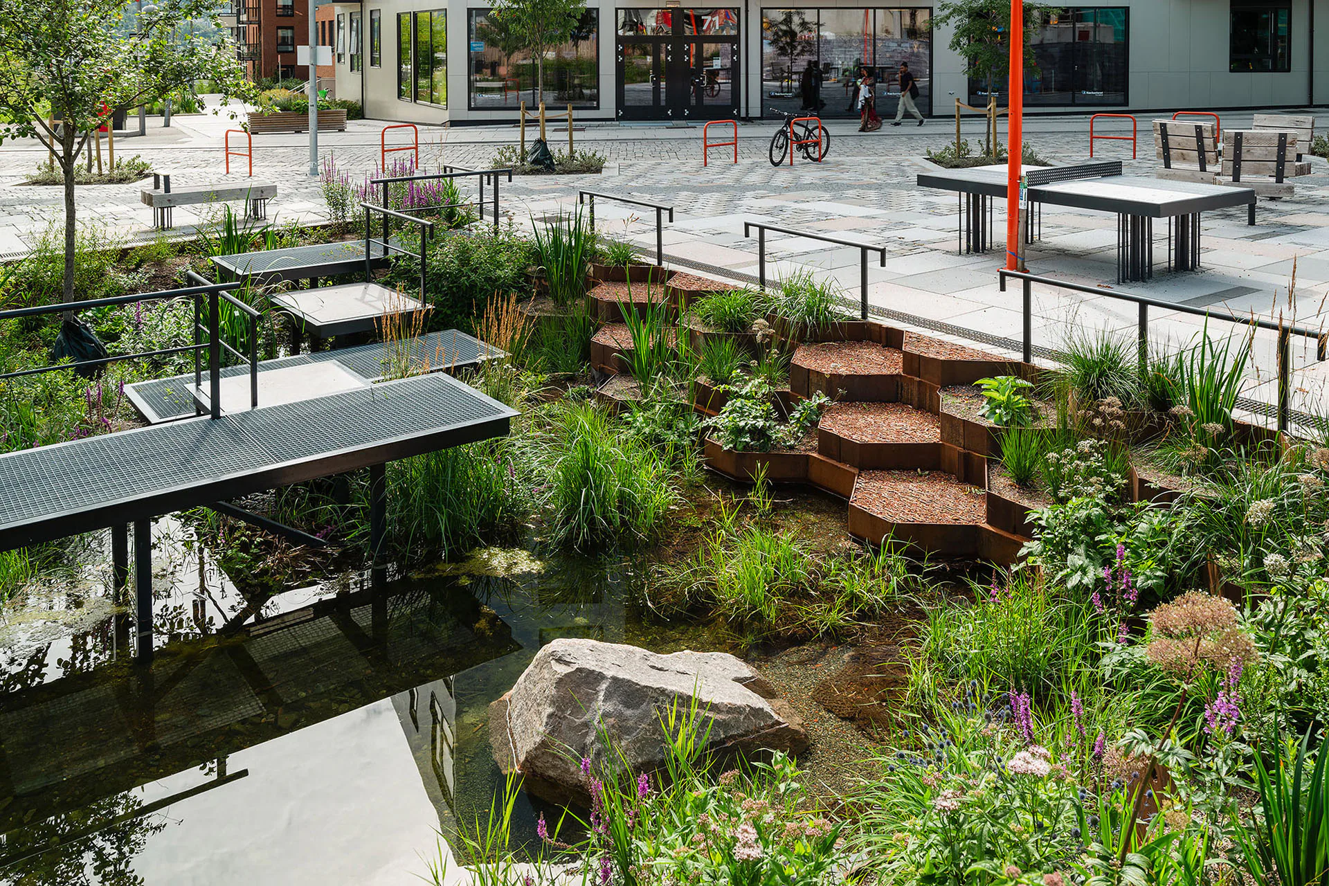 Der neue Quartiersplatz von SOLA, Vollebekk Torg in Oslo wurde mit dem Oslo City Architecture Prize 2025 ausgezeichnet und ist als begehbares Beispiel für Planung im Einklang mit der Natur vertreten.
