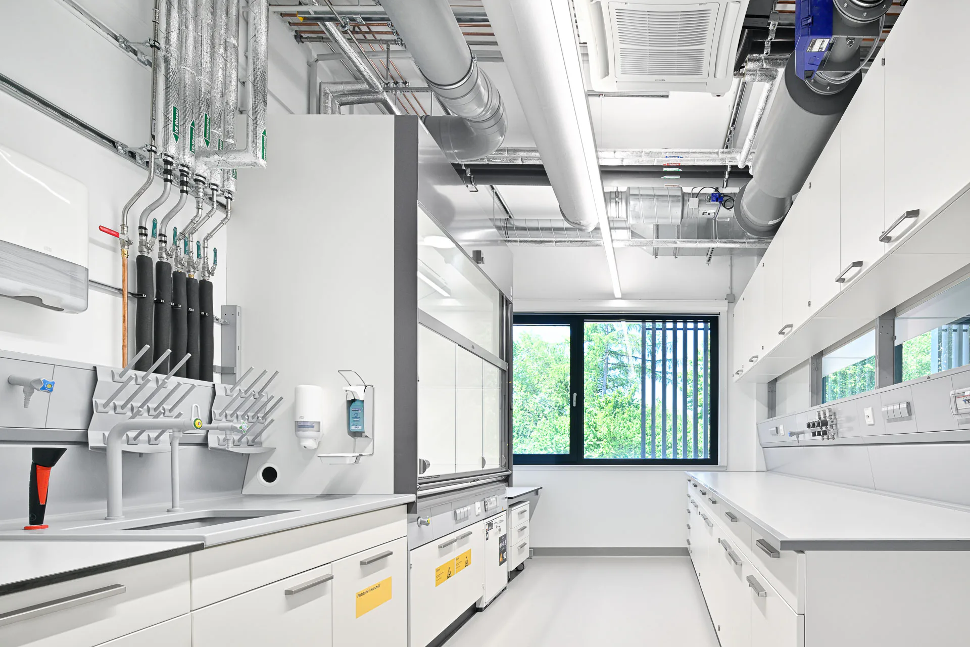 Jedes Labor folgt einer klaren funktionalen Logik, von der Probenvorbereitung über die Analyse bis zur Auswertung. Klassifiziert sind sie nach den biologischen Sicherheitsstufen S1 und S2.