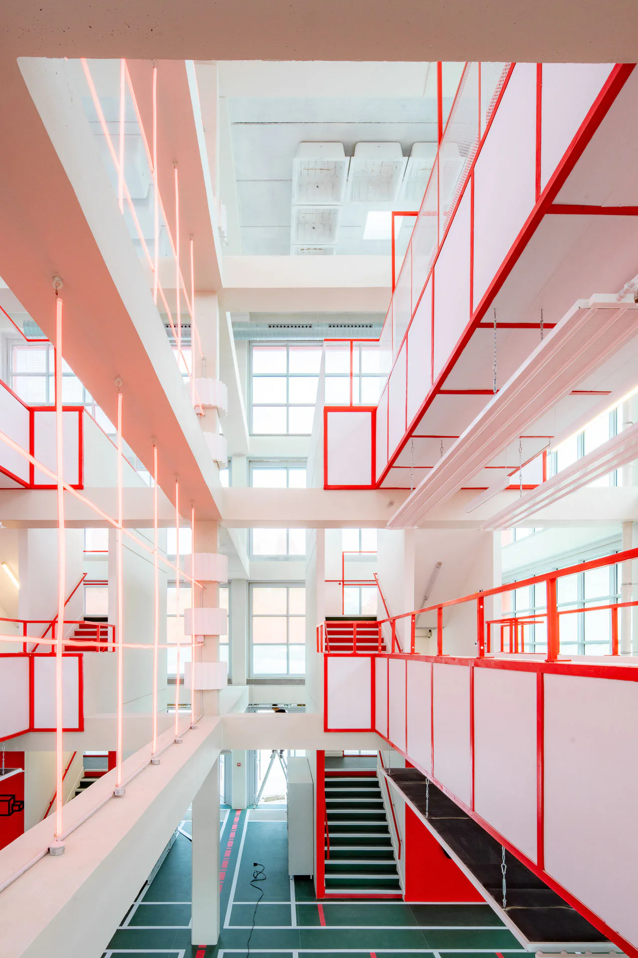 Rotes Neonlicht in der Eingangshalle