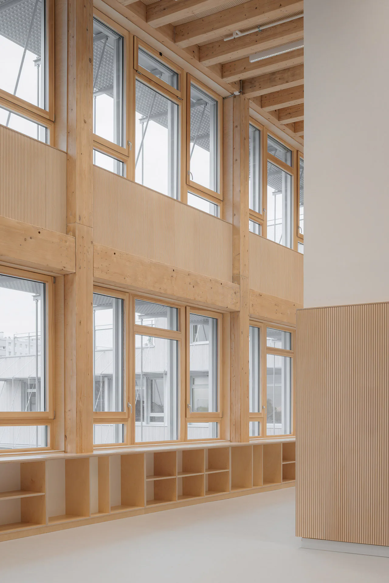 Die vielen Fensterflächen zum Innenhof ermöglichen eine natürliche Belüftung und lassen viel Tageslicht ins Innere.