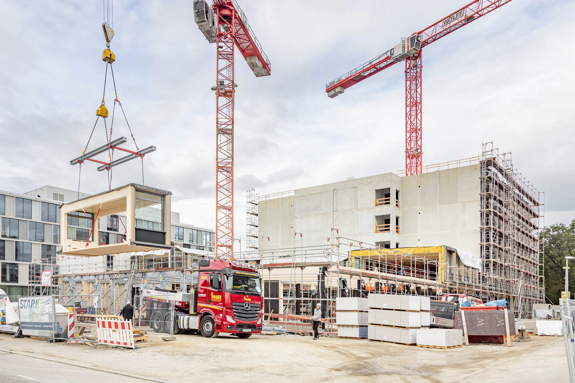 Die Produktion der Module wurde auf zwei Holzbaufirmen aufgeteilt. Erst als der parkseitige Büroring mit allen vier Obergeschossen fertig moniert war, begann die zweite Holzbaufirma mit dem straßenseitigen Büroring.