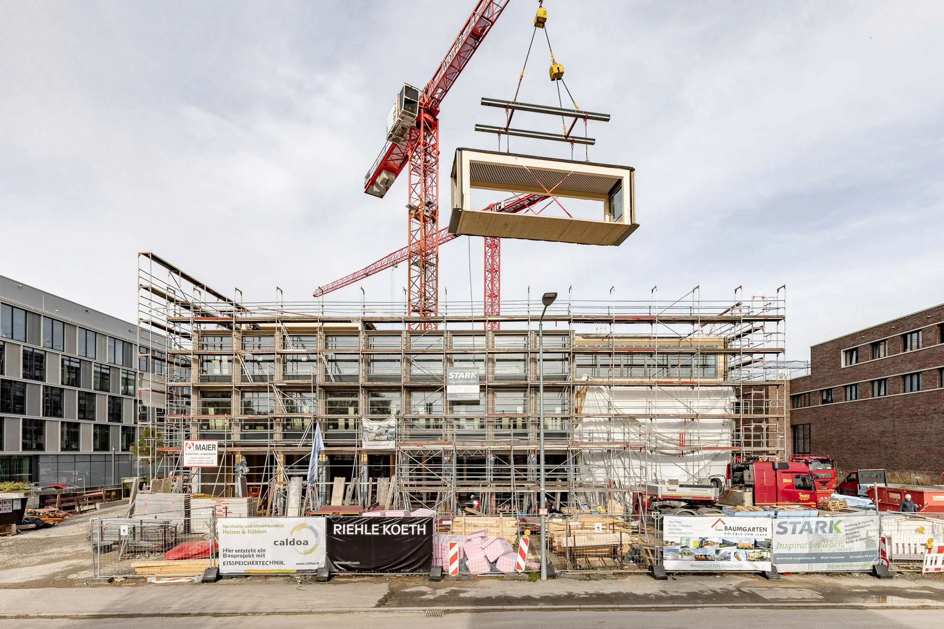 Montage eines Standardelements mit zwei Fensterfronten an der Straßenfassade