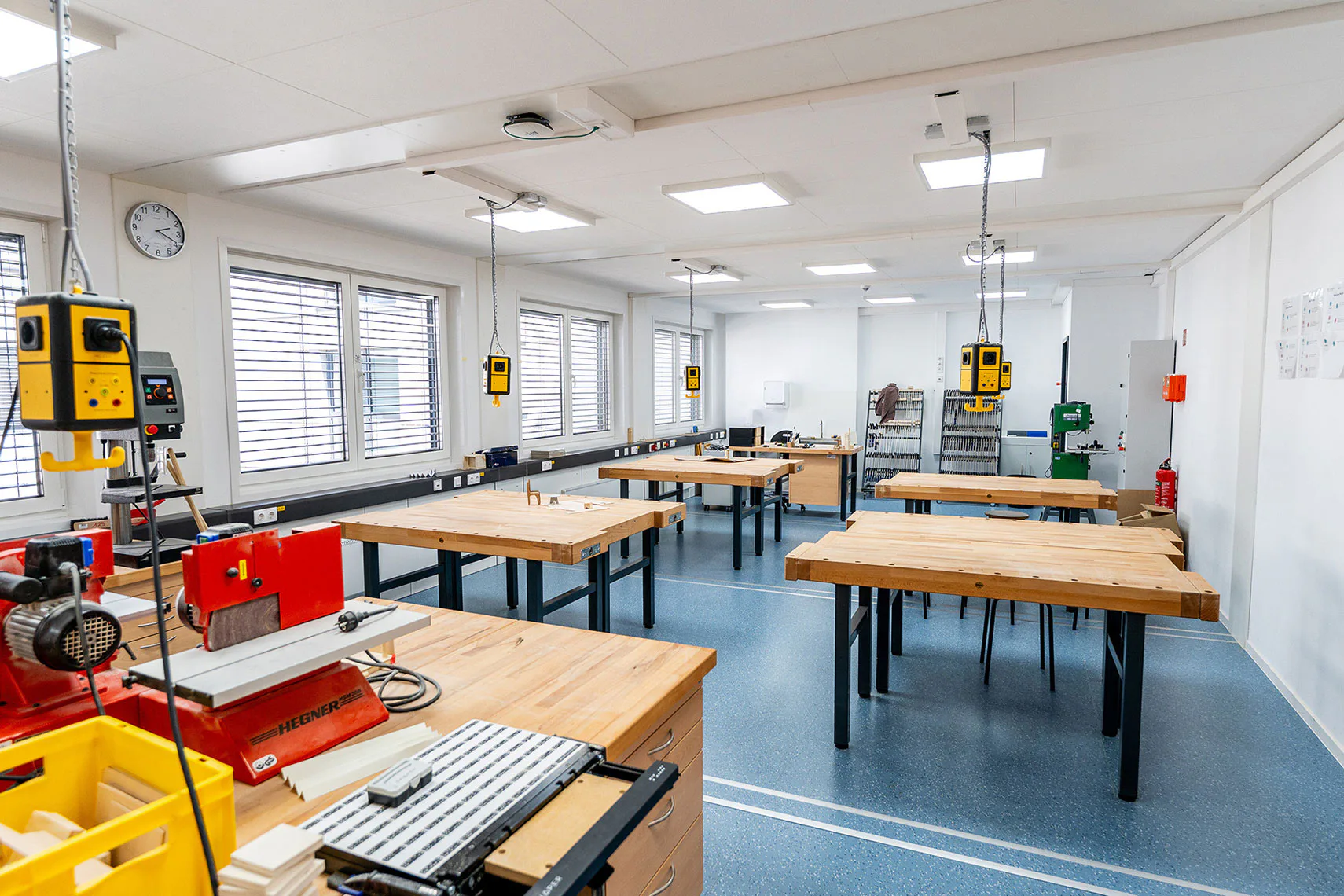 Moderne, komplett ausgestattete Fachräume, sind Merkmale der "Schule der Zukunft".