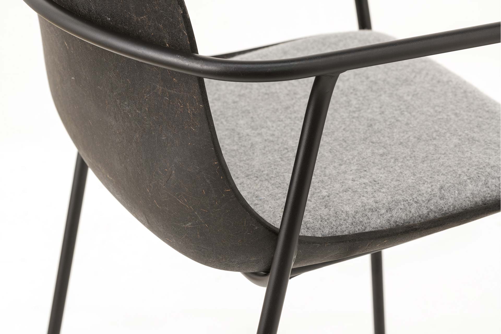 Die feine, natürliche Struktur der Sitzschale bleibt auch in der dunklen Farbvariante sichtbar und bewahrt den charakteristischen Materialausdruck von Hemp Carbon.