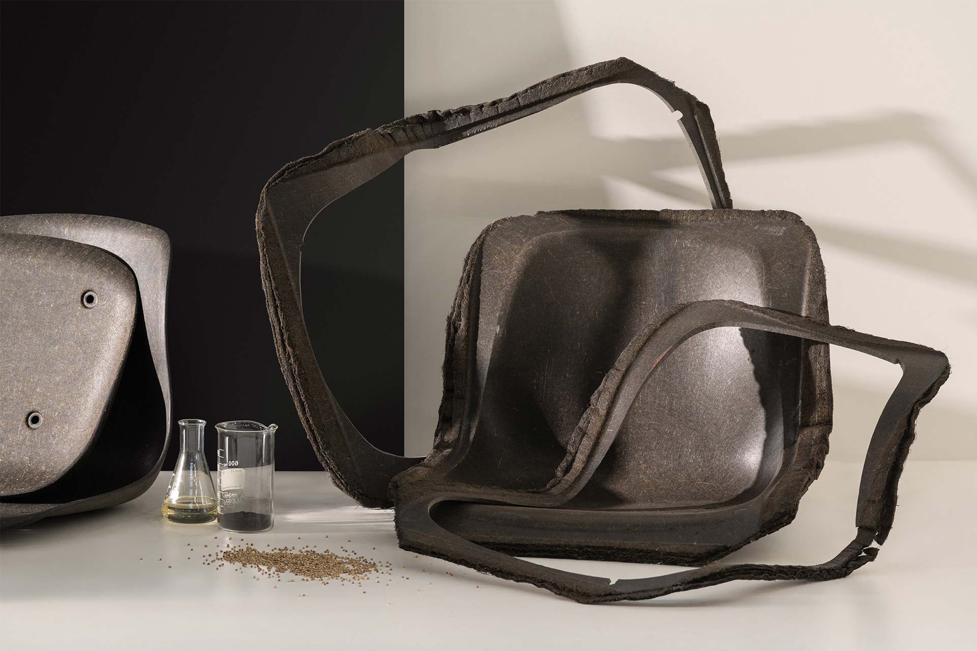 Ein Teil des während des Pflanzenwachstums gebundenen CO₂ bleibt langfristig im Hemp Carbon Stuhl gespeichert.
