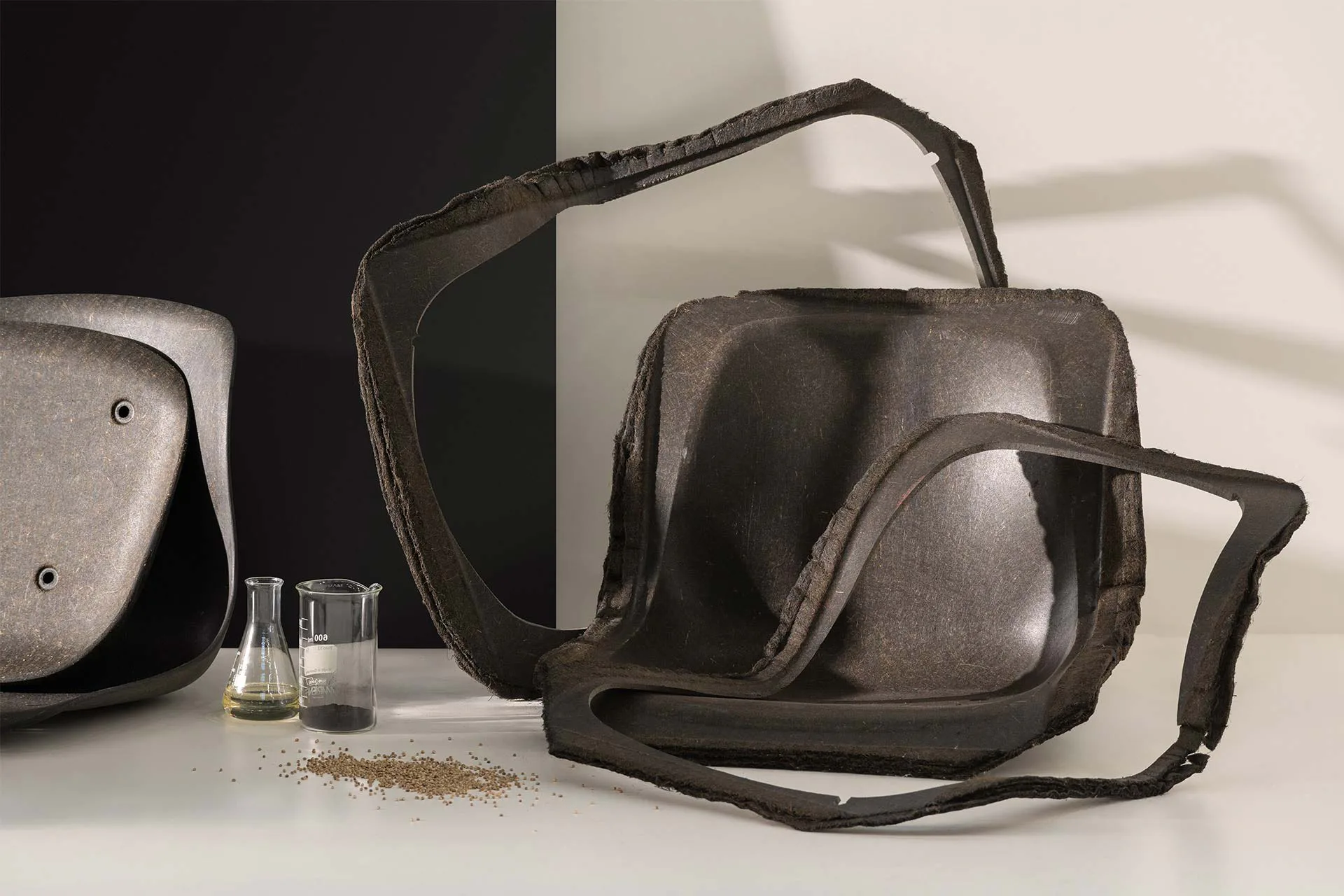 Ein Teil des während des Pflanzenwachstums gebundenen CO₂ bleibt langfristig im Hemp Carbon Stuhl gespeichert.