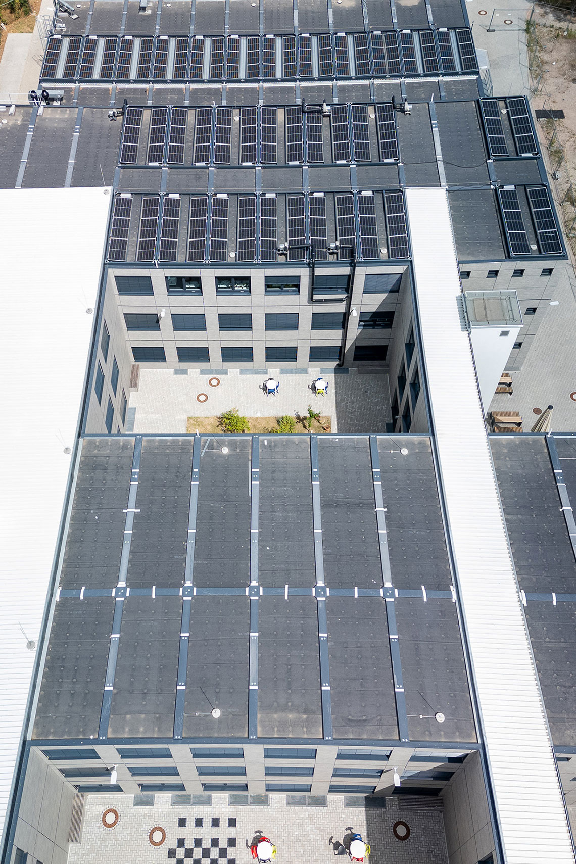 Eine Photovoltaik-Anlage mit insgesamt 179 Modulen auf den Dächern der Gebäude sorgt für für optimale Energieeffizenz.