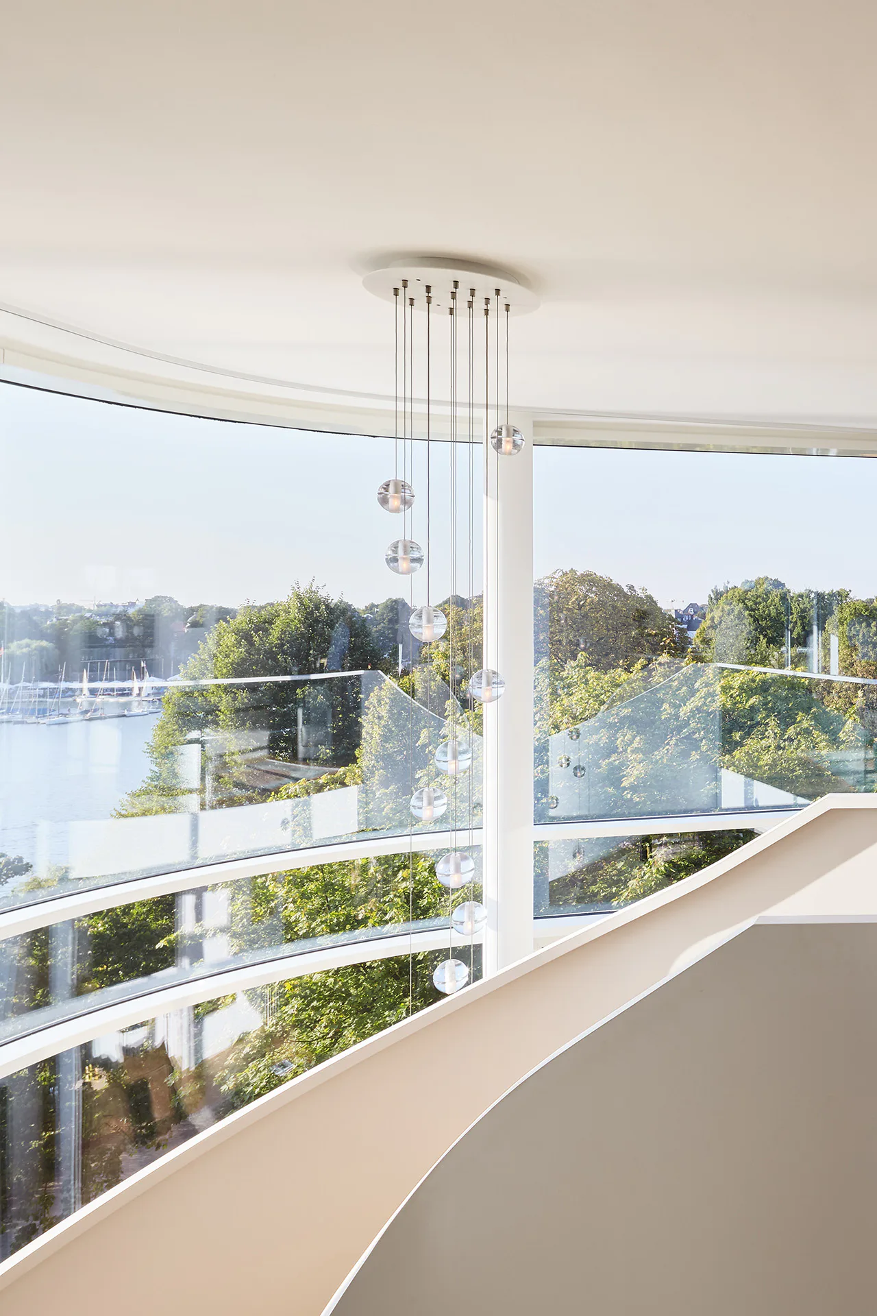 Das runde Panoramafenster in der überhöhten Gebäudeecke ermöglicht einen Rundumblick über die Ausßenalster.