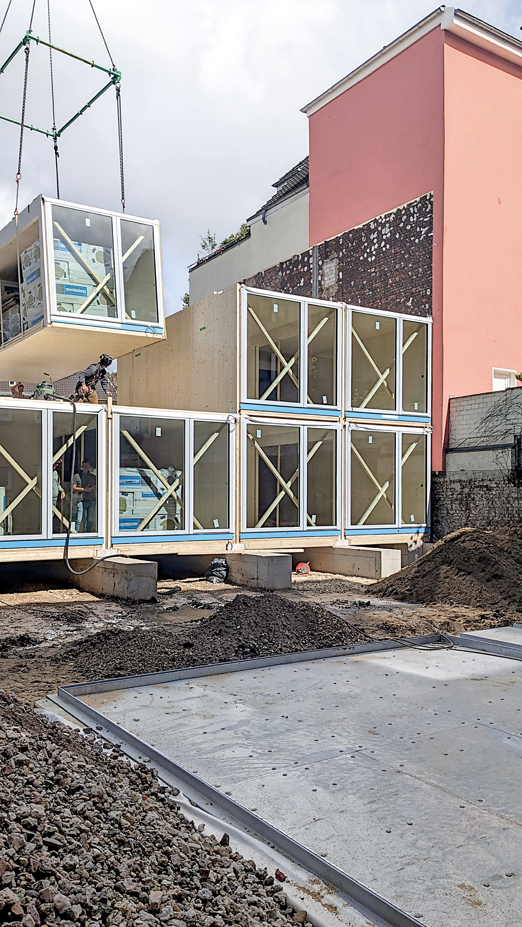 Das Wohnhaus setzt sich aus 32 vorgefertigten Holzmodulen zusammen. Diese wurden auf circa 50 Zentimeter hohen pfahlgegründeten Streifen­fundamenten platziert.