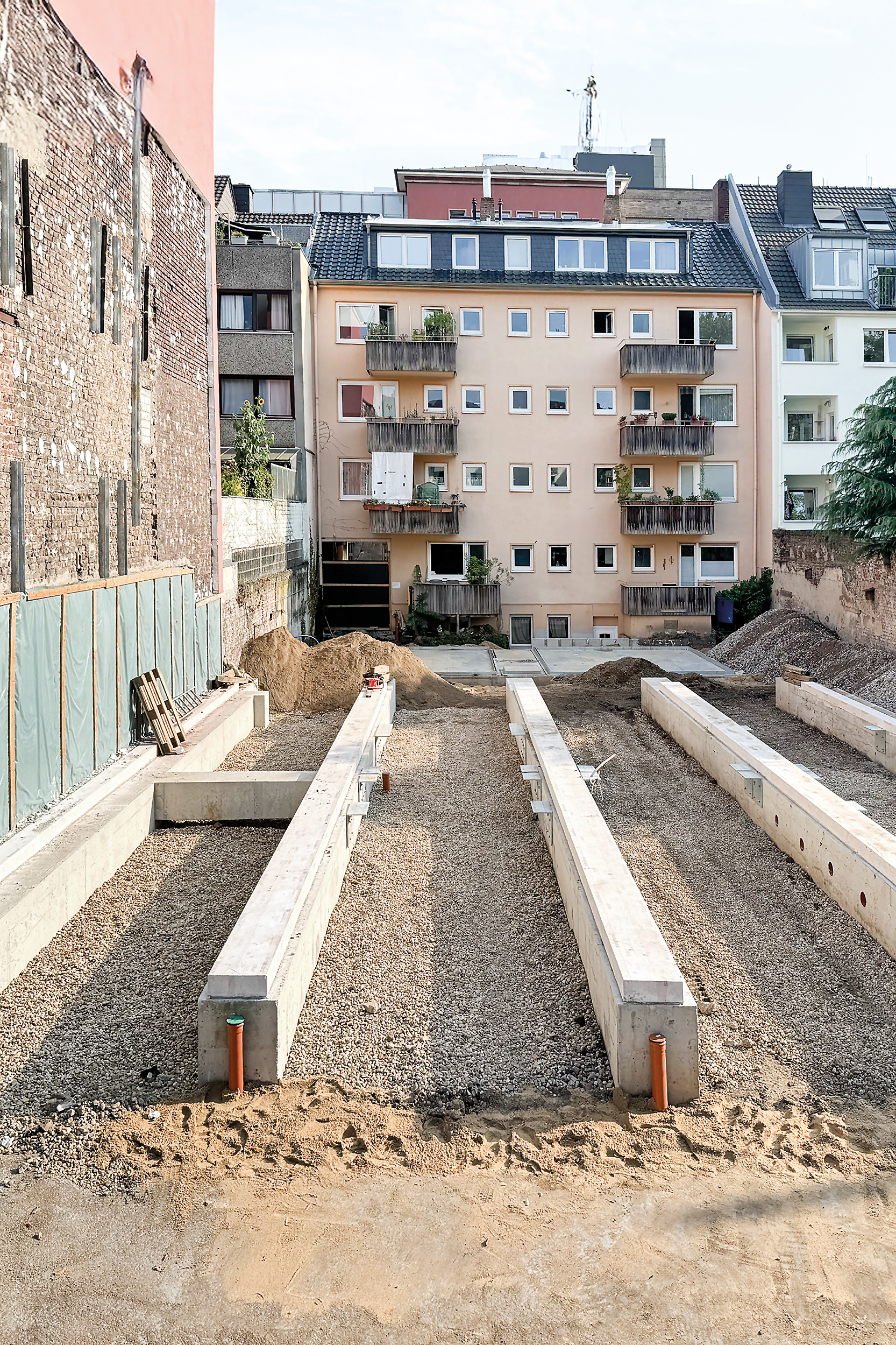 Das Wohnhaus setzt sich aus 32 vorgefertigten Holzmodulen zusammen. Diese wurden auf circa 50 Zentimeter hohen pfahlgegründeten Streifen­fundamenten platziert.