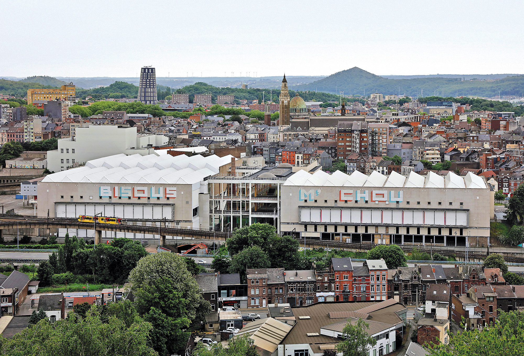 Lange bildete der Ausstellungspalast eine Barriere zwischen der Innenstadt von Charleroi und den westlichen Vororten. Jetzt wurde der Mitteltrakt in einen öffentlichen Durchgang umgewandelt.