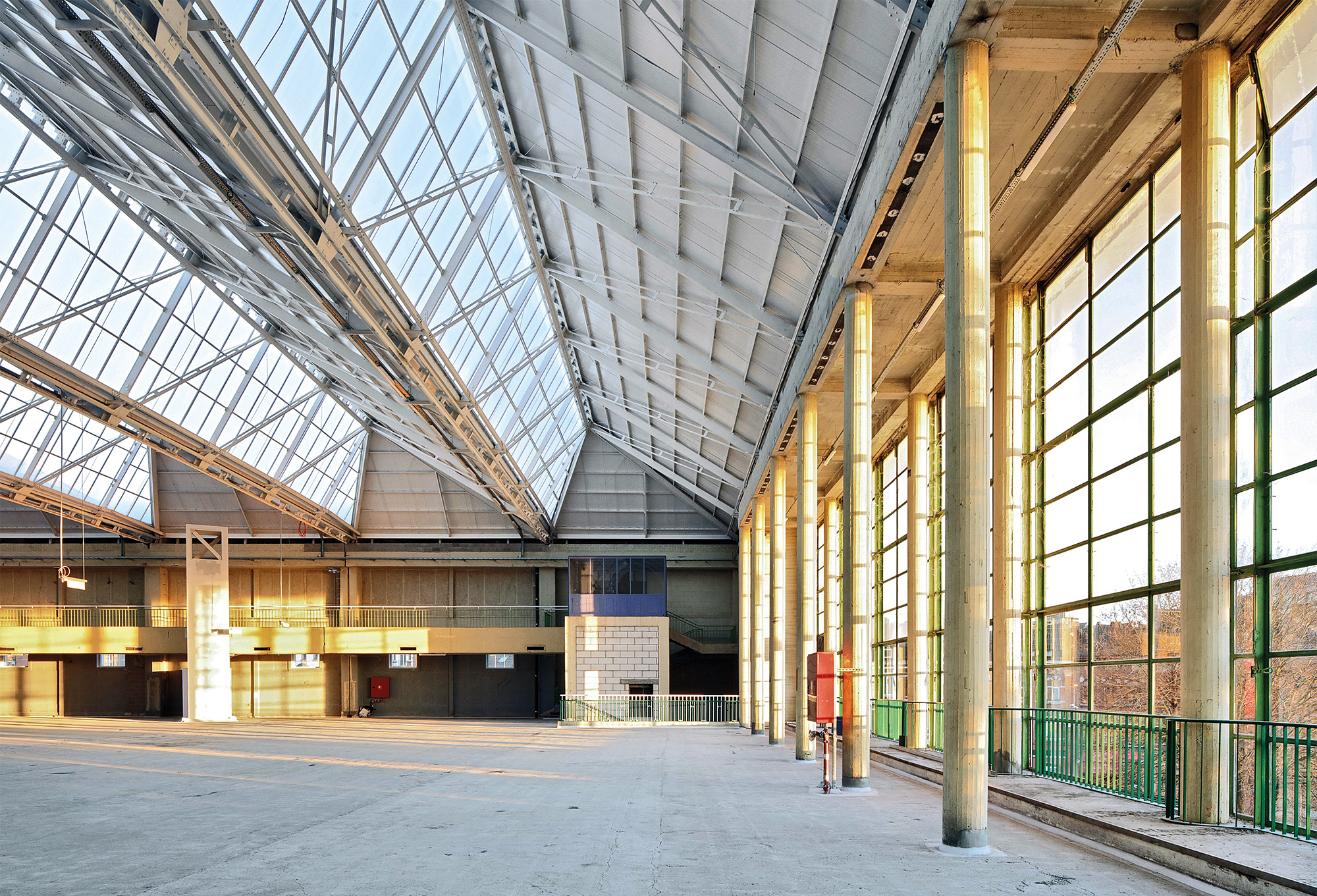 Einer der beiden Gebäudeflügel wird heute  wieder für Ausstellungen und Kongresse genutzt. Der andere enthält ein dreigeschossiges Parkhaus.