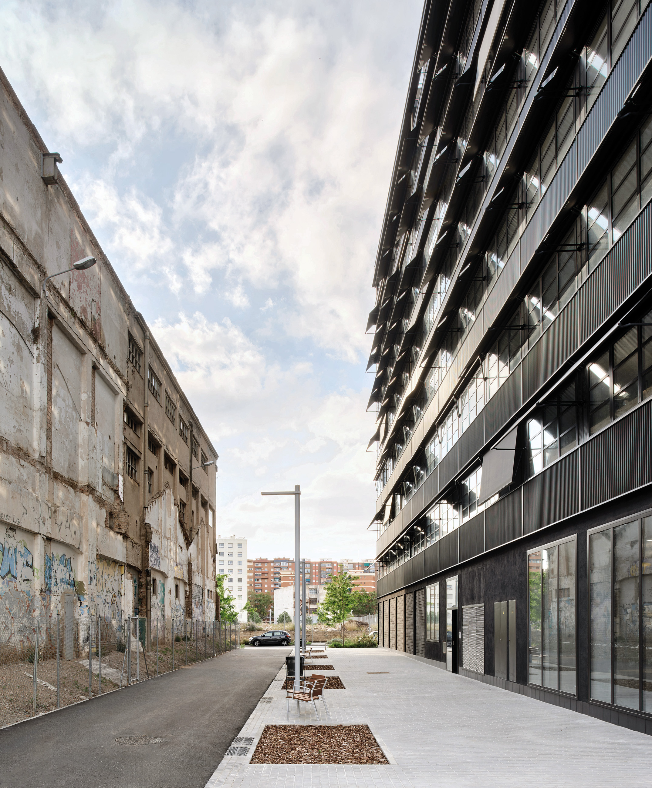 On the ground floor, large spaces are still vacant. Restaurants and bars are intended to enliven the character of the building plinth along the street.