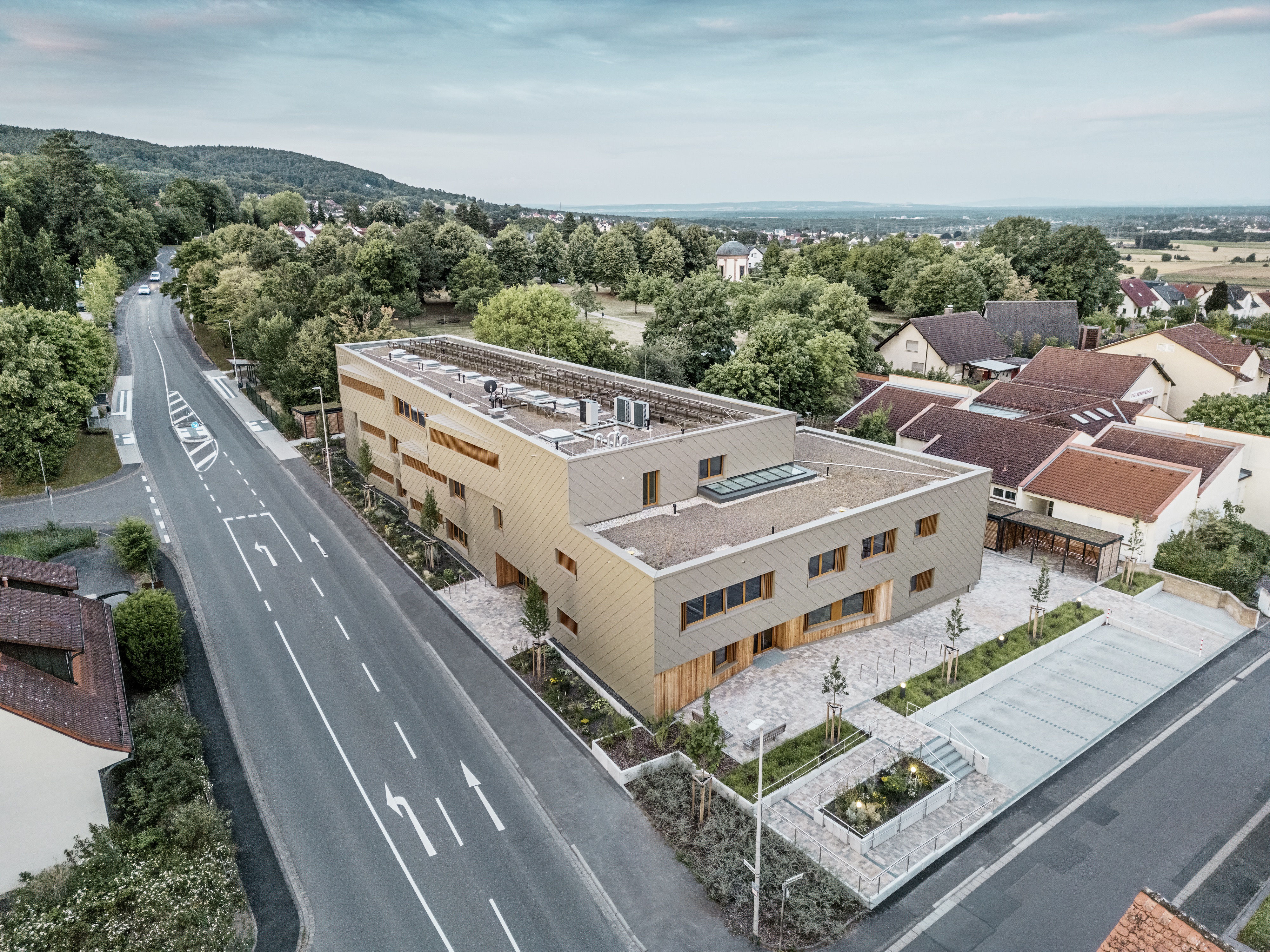 In Alzenau haben Härtner Architekten die Kita Sonnenland und Mitarbeiterwohnungen des nahegelegenen Klinikums in einem Baukörper vereint. 