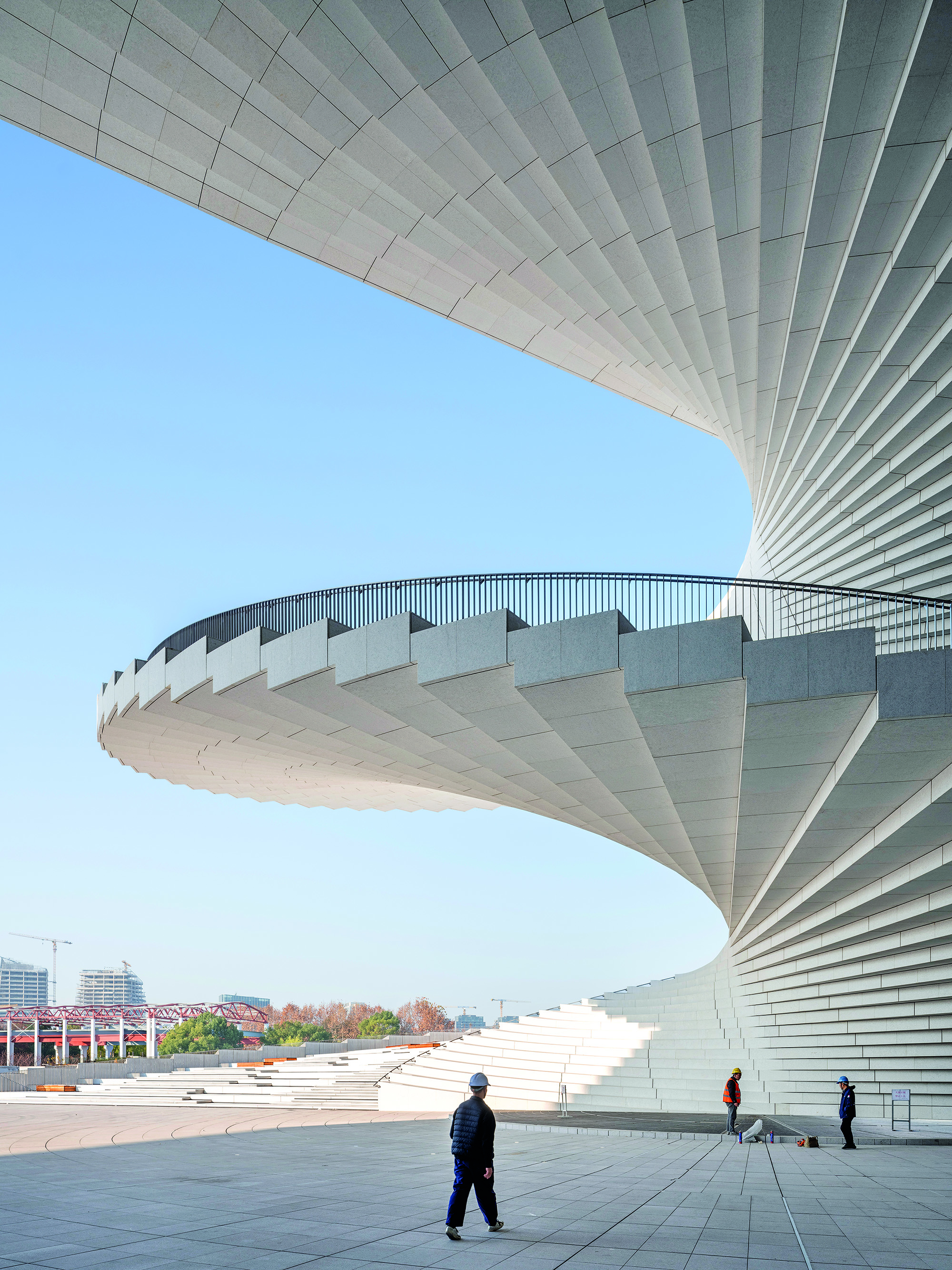 Über diese frei auskragende Betontreppe kann das Publikum das Dach der Oper von Shanghai besteigen. Sie bildet gleichzeitig die Rotationsachse des Gebäudes. 
