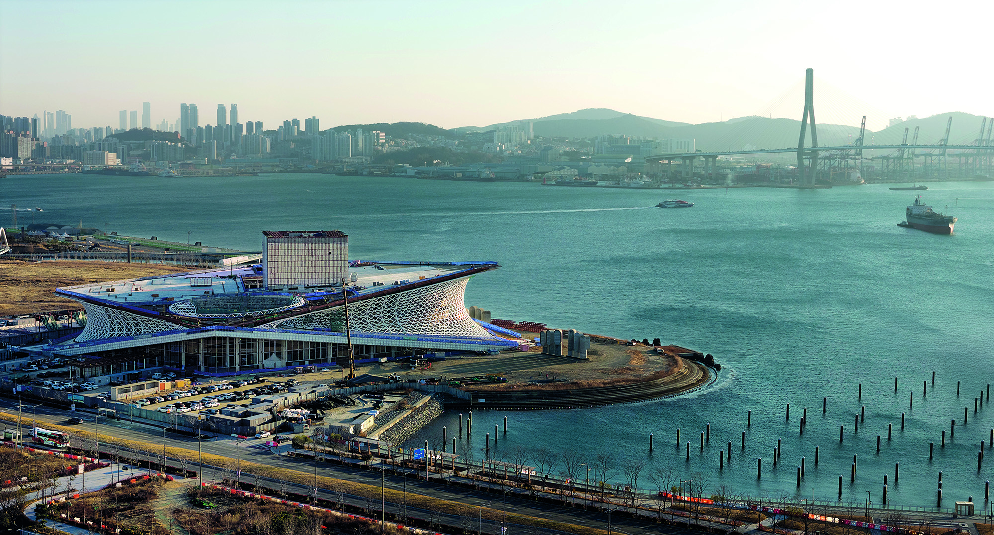 Bereits 2012 gewannen Snøhetta den Wettbewerb für die Oper in Busan. Der Neubau im Hafen von Südkoreas zweitgrößter Stadt soll 2027 ­fertiggestellt werden.
