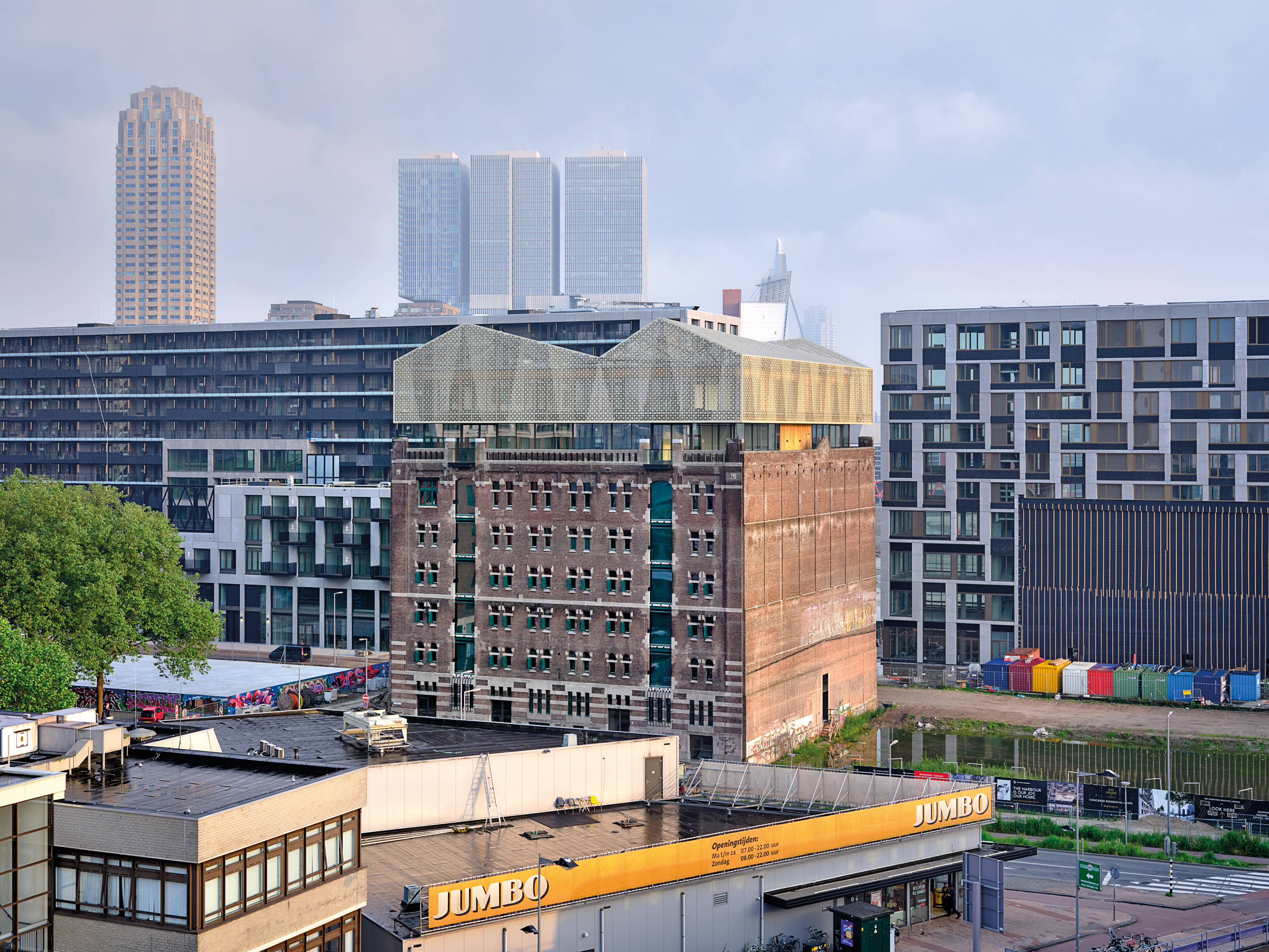 Niederländisches Fotomuseum von RHWZ und WDJ Architecten: Hinter der neuen Dachkrone auf dem ehemaligen Kaffeespeicher liegen 16 Kurzzeit-Apartments.