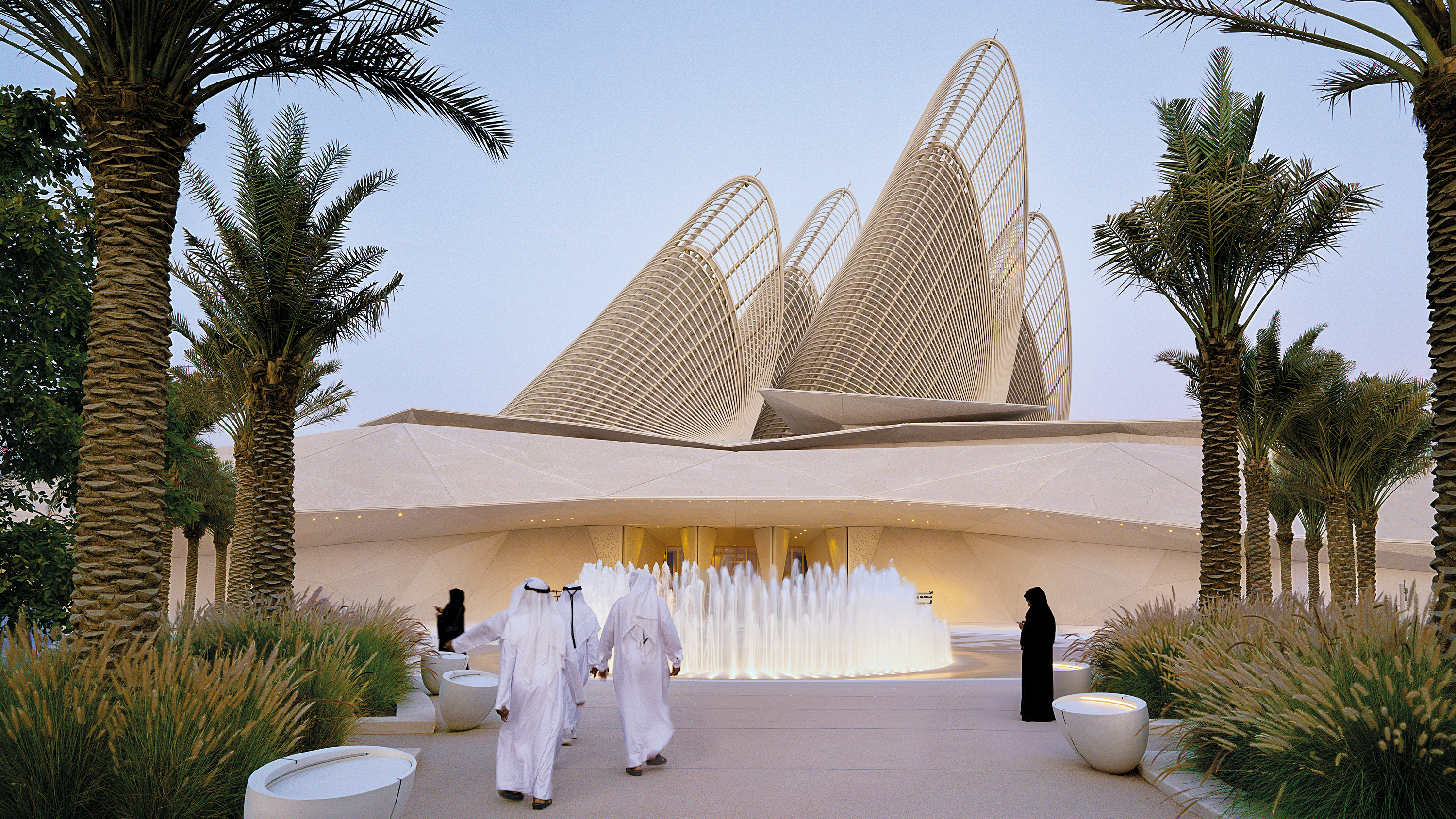 Zayed National Museum in Abu Dhabi von Foster + Partners: Die fünf stählernen Türme sind den Flügeln von Falken nachempfunden und fungieren als Abluftkamine.
Der mäandernde Weg zur Aussichtsplattform auf dem Dach des Yellow River National Museums in Zhengzhou von gmp zeichnet den Verlauf des Gelben Flusses nach. 