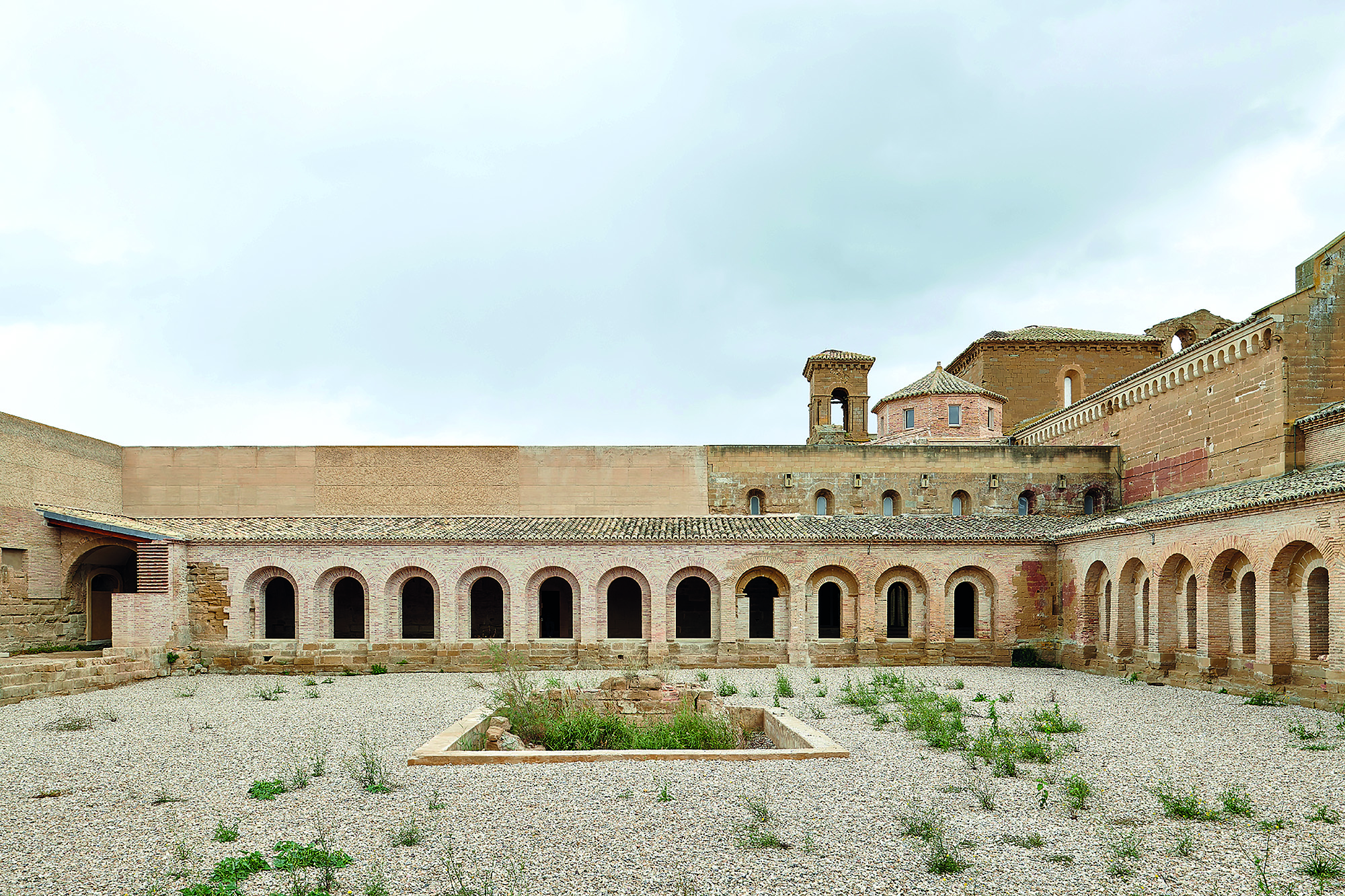 Das Kloster bestand ursprünglich aus vier Flügeln um einen Kreuz­gang. Im Süden schließt eine flache, einschiffige Kirche an. Den Kopfbau mit drei Apsiden, Glockenturm und Querschiff erhielt sie im 13. Jahrhundert.  