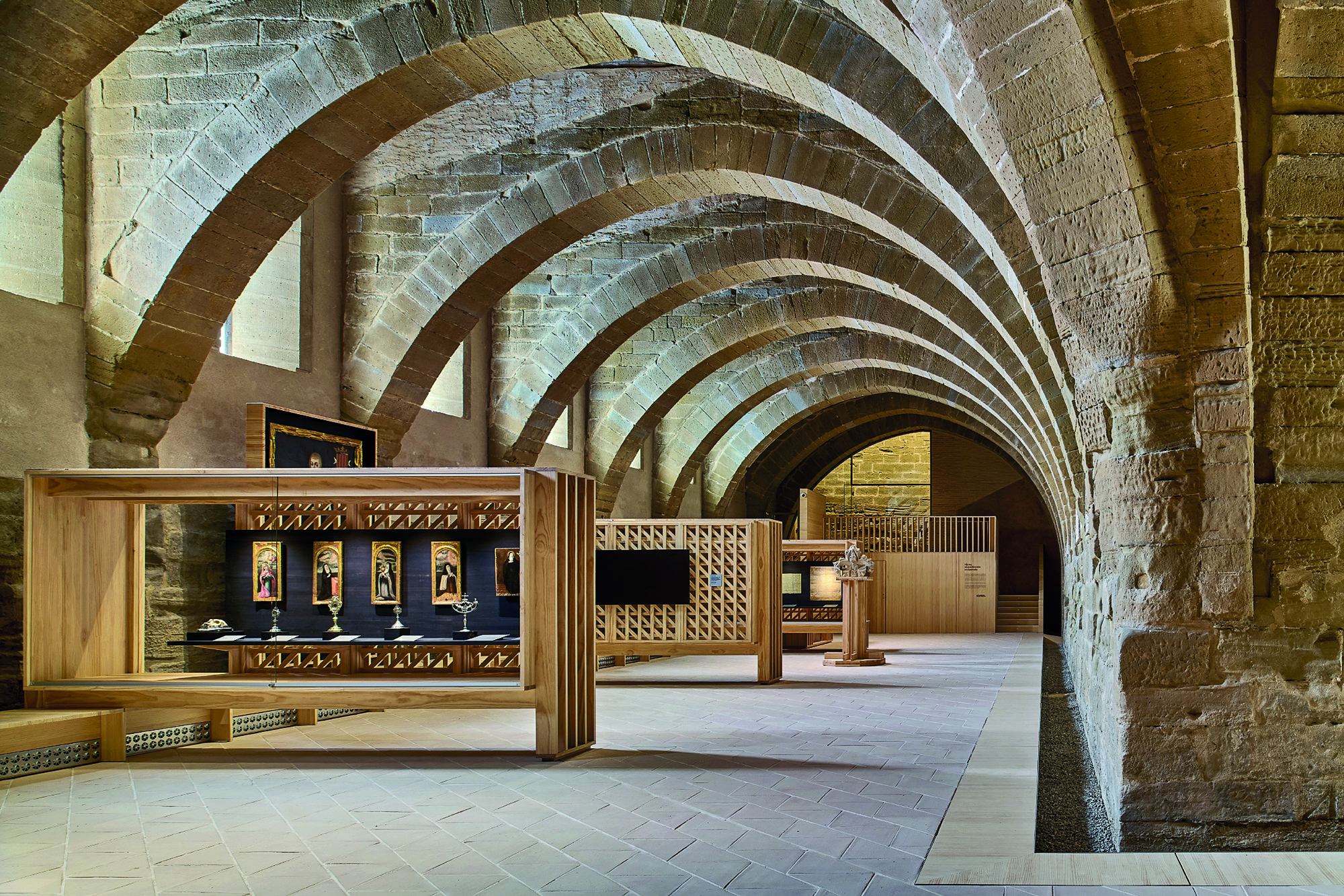 Die Anordnung der Vitrinen erinnert an die Klosterzellen im ­Dormitorium.