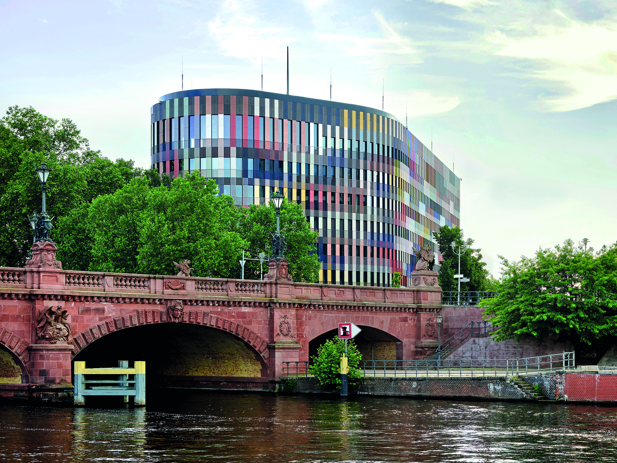 Office building for federal authorities, Berlin, 2026
The colour surfaces of the ceramic facade create a vertical and horizontal striped ­pattern. It conceals the modular building structure.