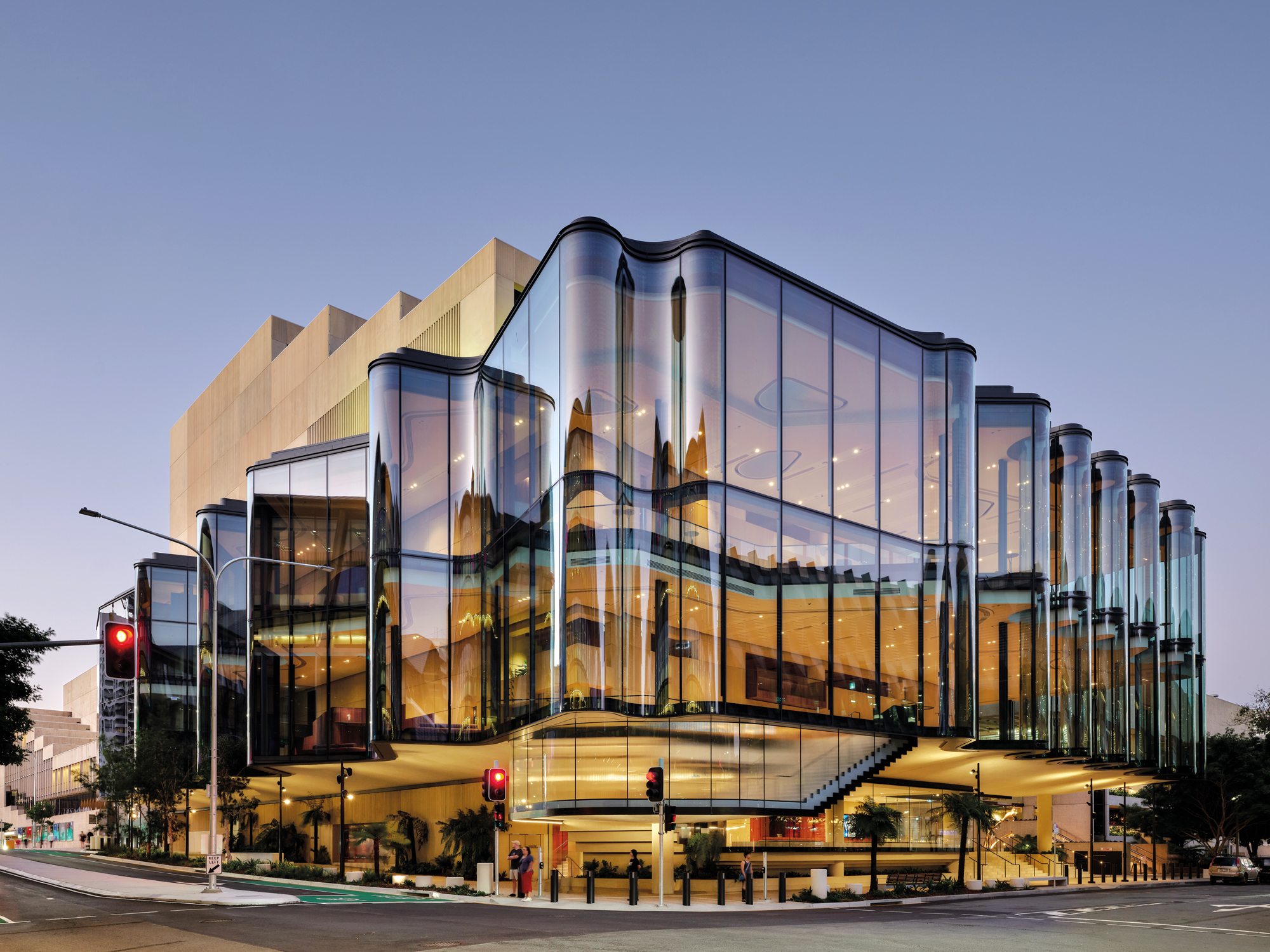 The fly tower of the Glasshouse Theatre consists of textured prefabricated concrete elements, while the ­existing QPAC displays smooth in-situ concrete. The continuity of colouration, however, is clearly visible.