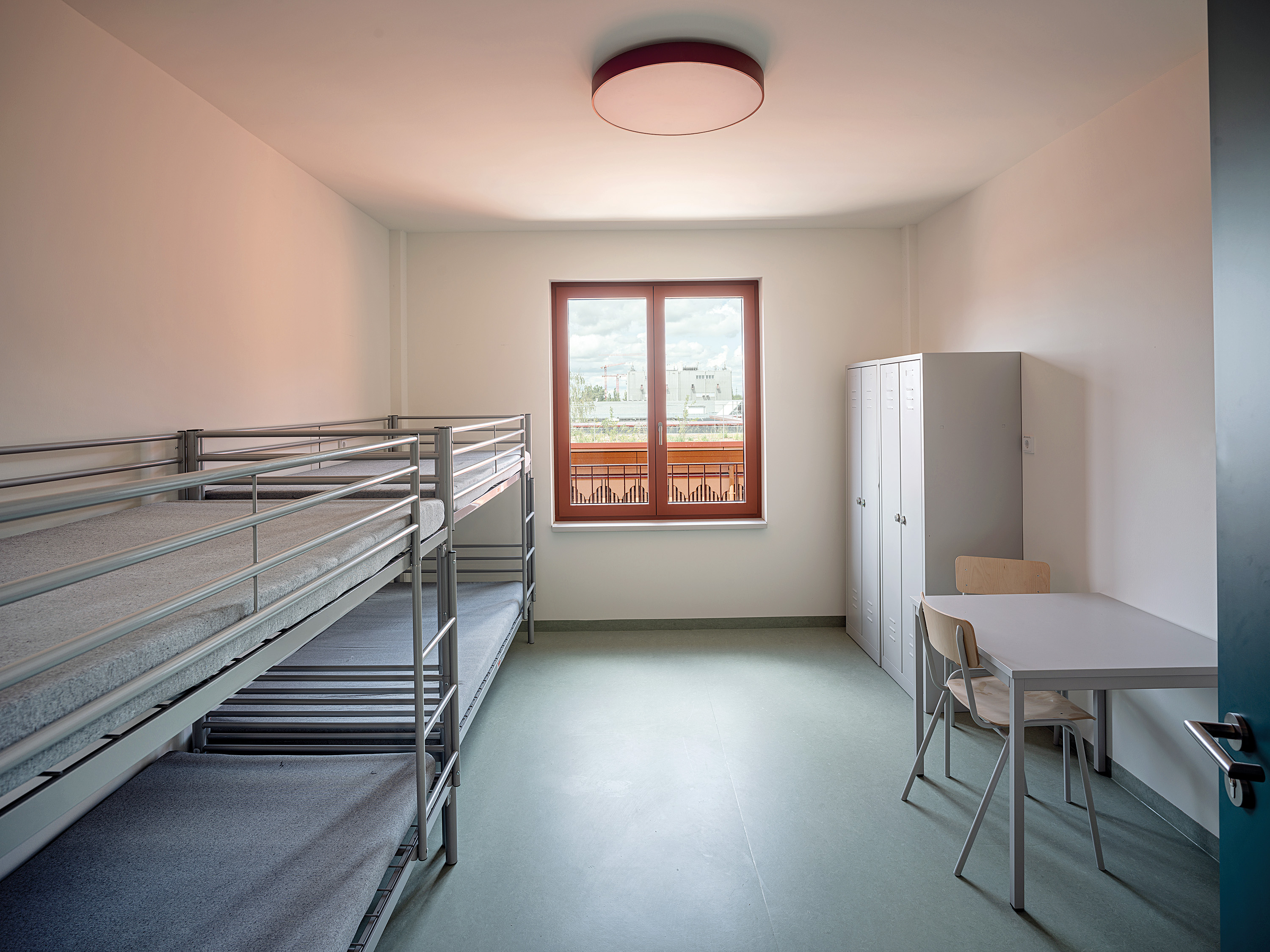 Die Standardzimmer sind als Vierbettzimmer ausgelegt. Frauen, Männer und Familien sind in strikt getrennten Stationen untergebracht.