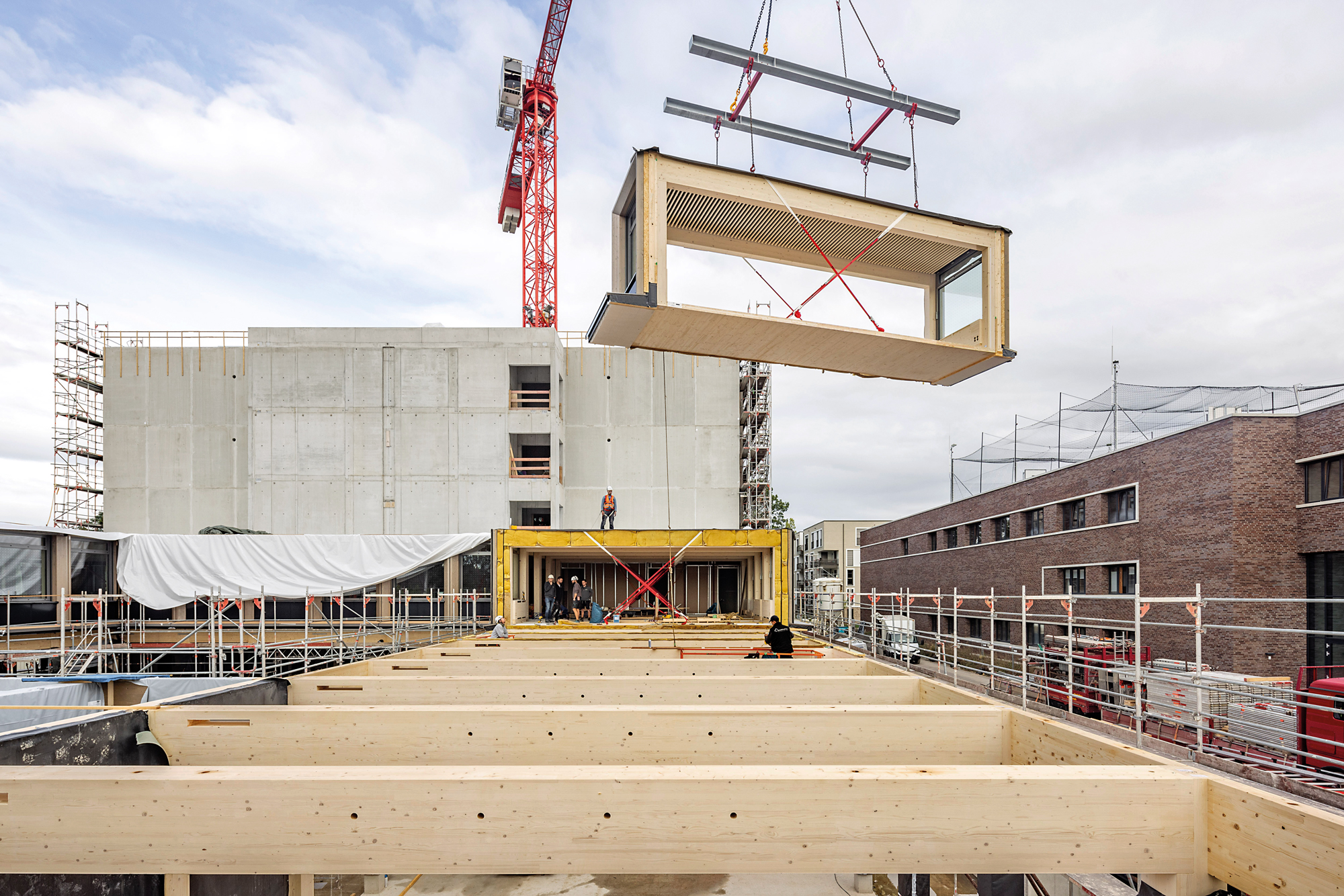 Two timber contractors split the production and assembly tasks for the 286 room modules. Prefabrication in the workshop took three months. Installing the entire timber structure was completed in four months.