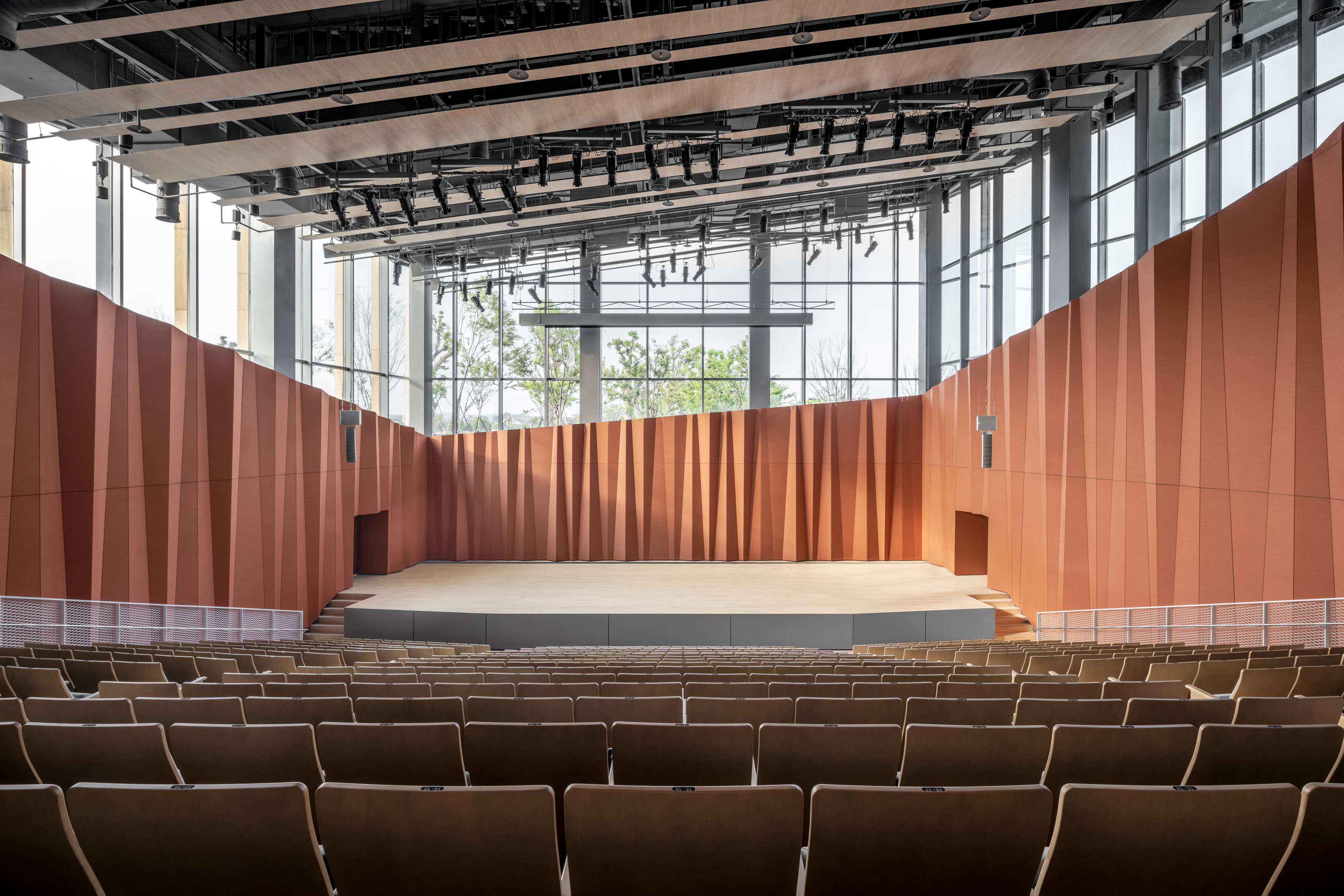 Im Auditorium der Feng Chia University bilden mehr als 800 Soft Cells Broadline Paneele die gefaltete Wandoberfläche.