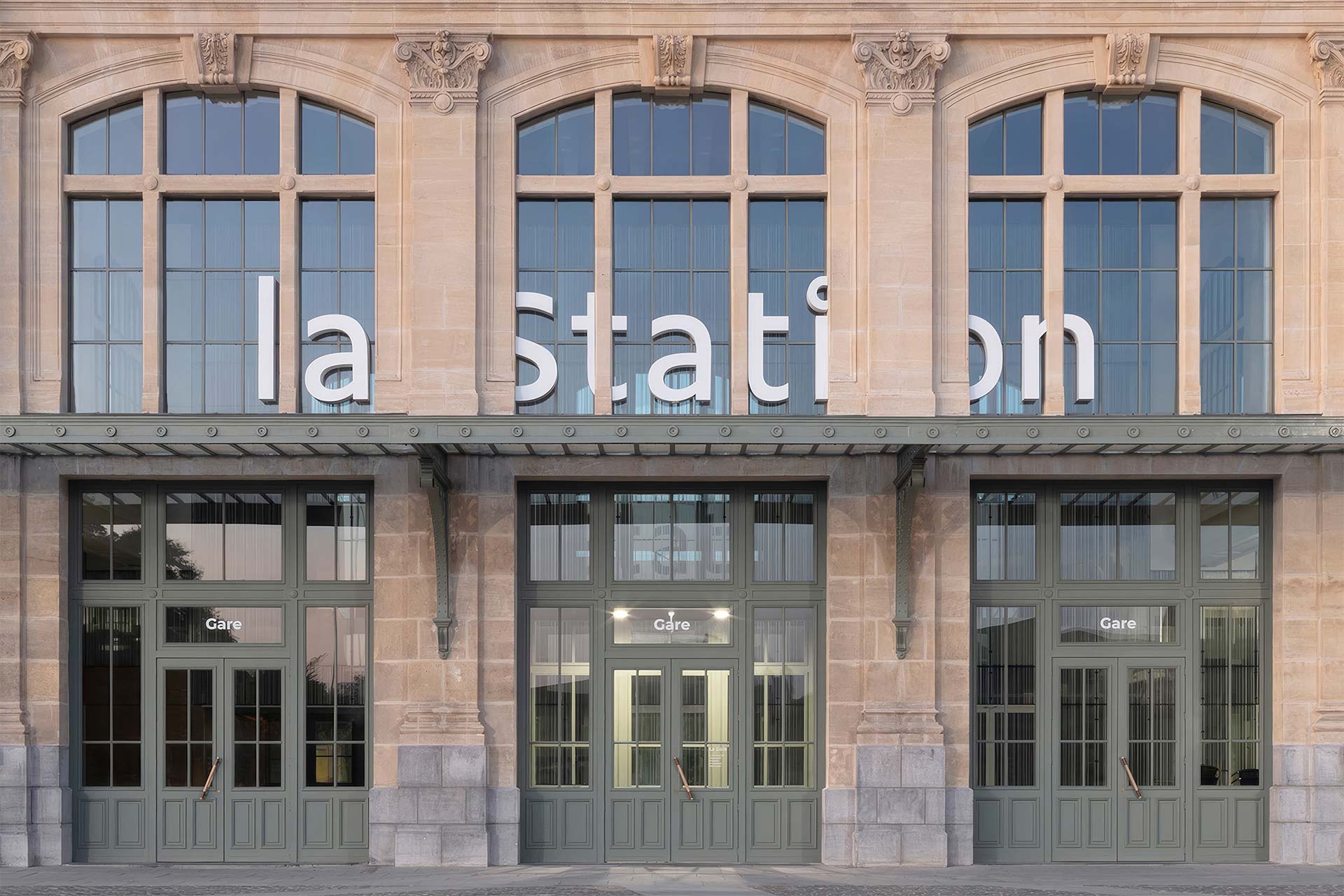 Am Bahnhof Saint-Omer in Frankreich führen Türen und Fenster aus forster unico xs die schmalen Ansichten der historischen Gebäudehülle fort.