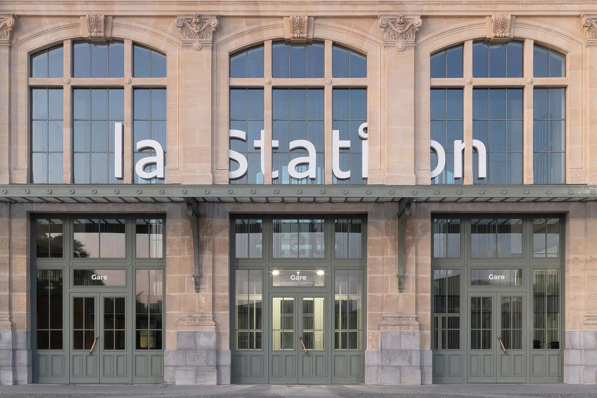 Am Bahnhof Saint-Omer in Frankreich führen Türen und Fenster aus forster unico xs die schmalen Ansichten der historischen Gebäudehülle fort.