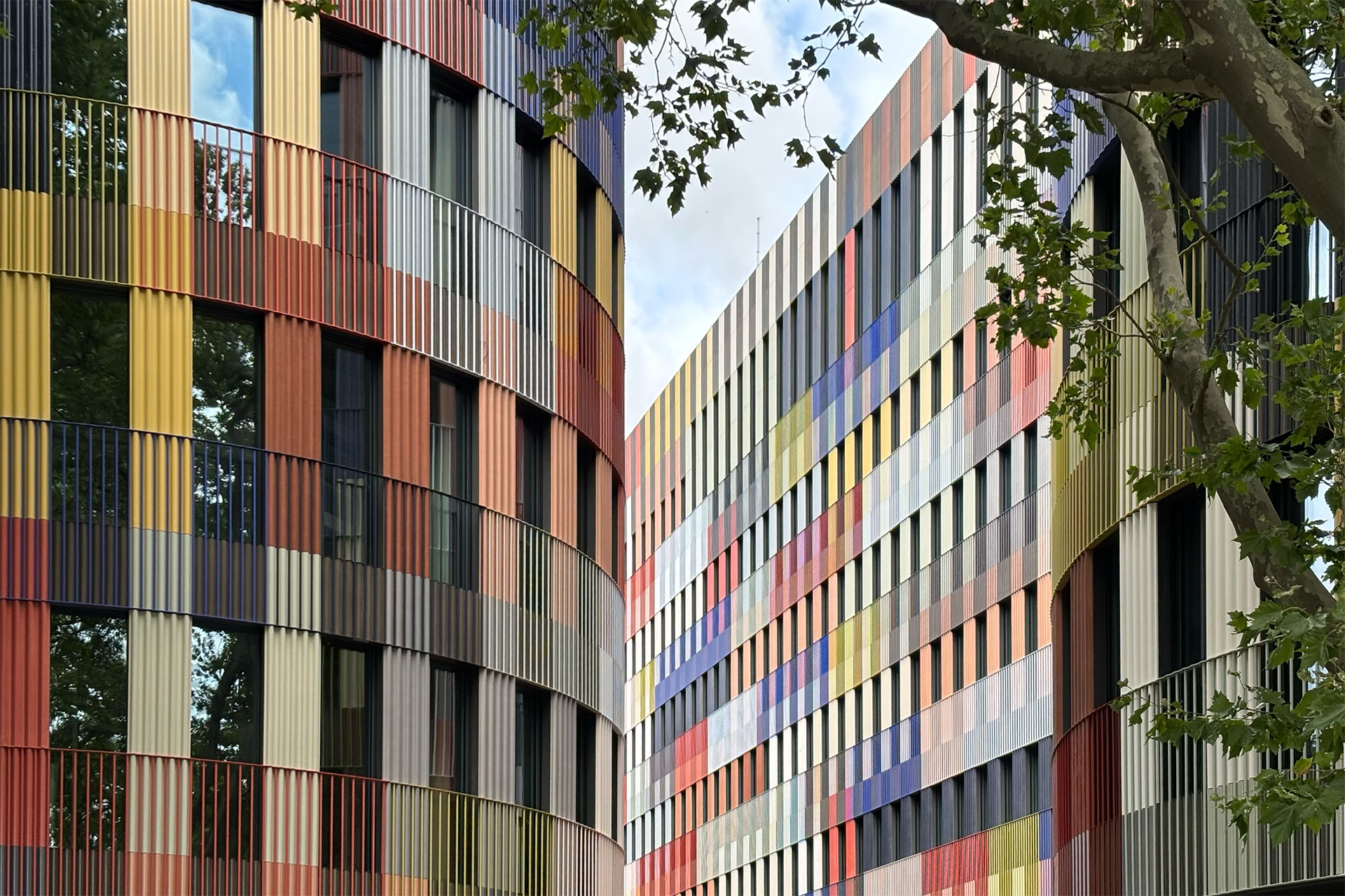 Ende Januar 2027 soll die erste Frau ins Amt des Bundespräsidenten gewählt werden. Anders als ihre männliche Vorgänger wird sie nicht ins Schloss Bellevue einziehen, sondern in einen Modulbau von Sauerbruch Hutton Architects.