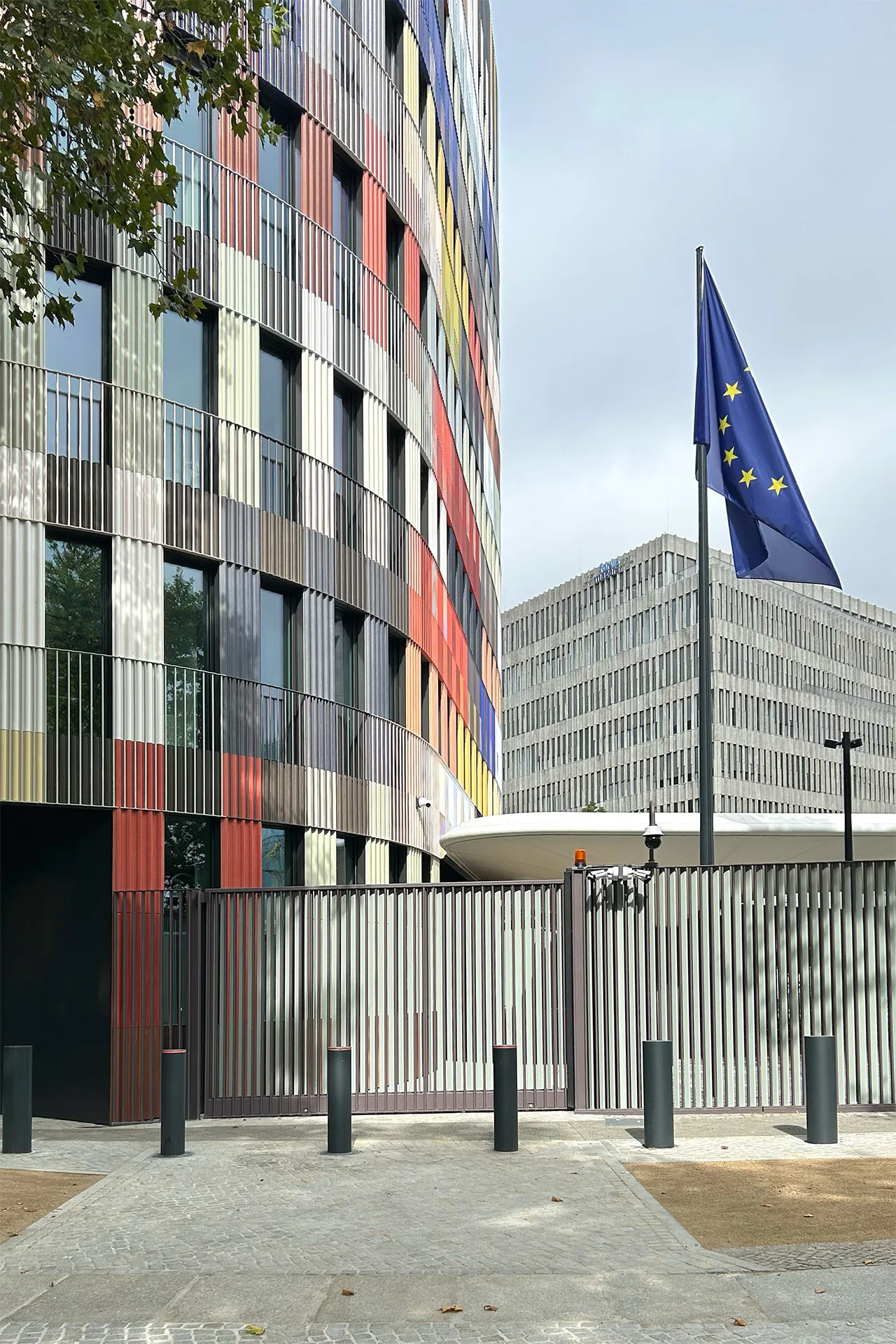 Für Veranstaltungen im Freien ist das Grundstück an der Straßenkreuzung mit einem Zaun umgeben und mit einem Membranschirm überdacht. Hier empfängt der Bundespräsident Gäste und Journalisten.
