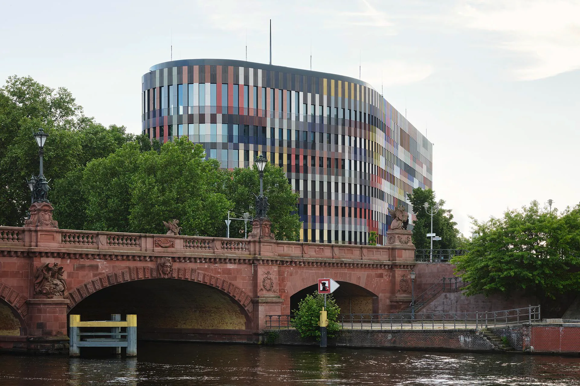 Das Grundstück in der Elisabeth-Abegg-Straße liegt nicht nur malerisch direkt an der Spree und der romantisierten Moltkebrücke aus rotem Buntsandstein.