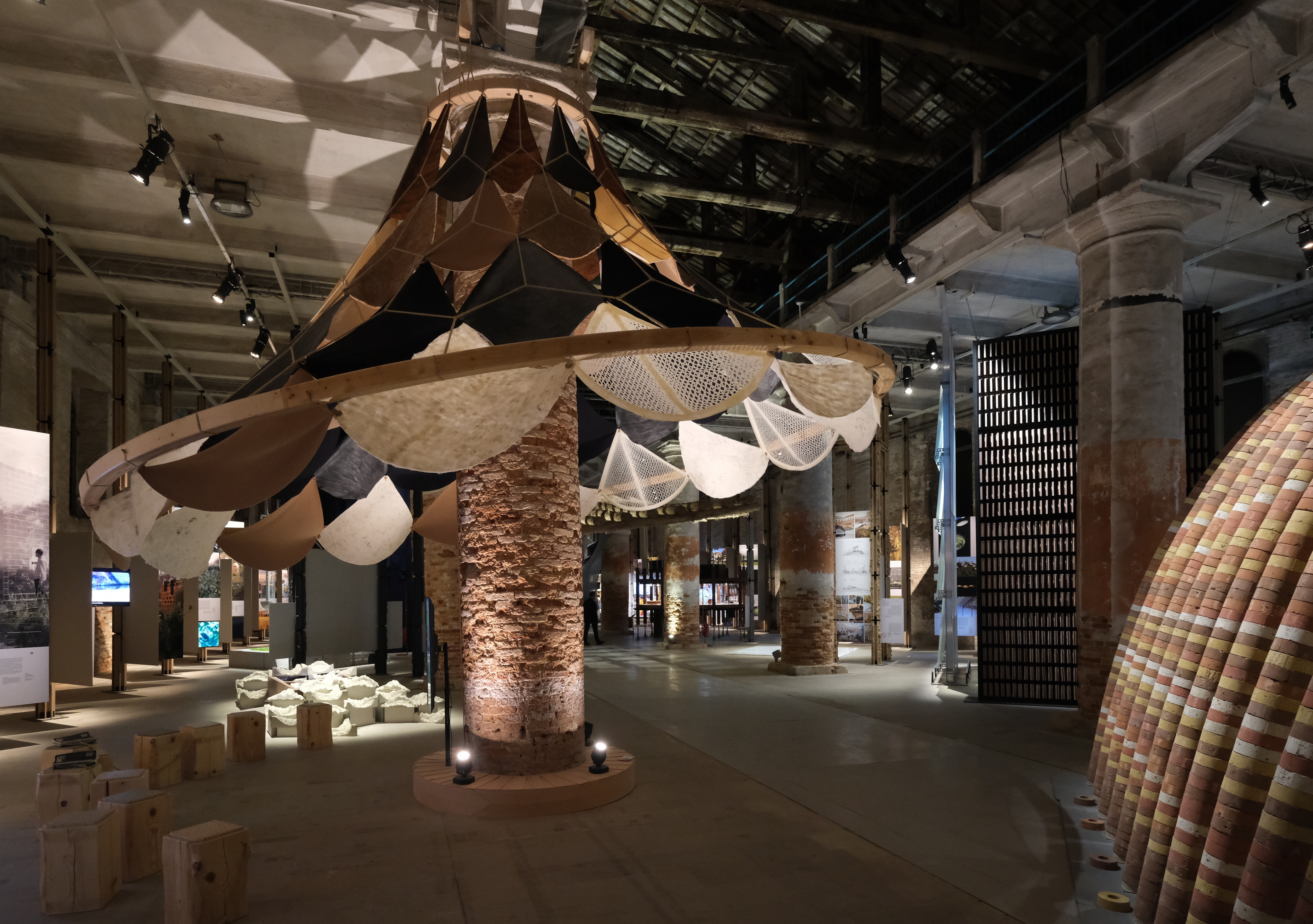 Bei der Architekturbiennale 2025 waren mehr Exponate zu sehen als jemals zuvor, obwohl der zentrale Ausstellungspavillon in den Giardini gesperrt war.