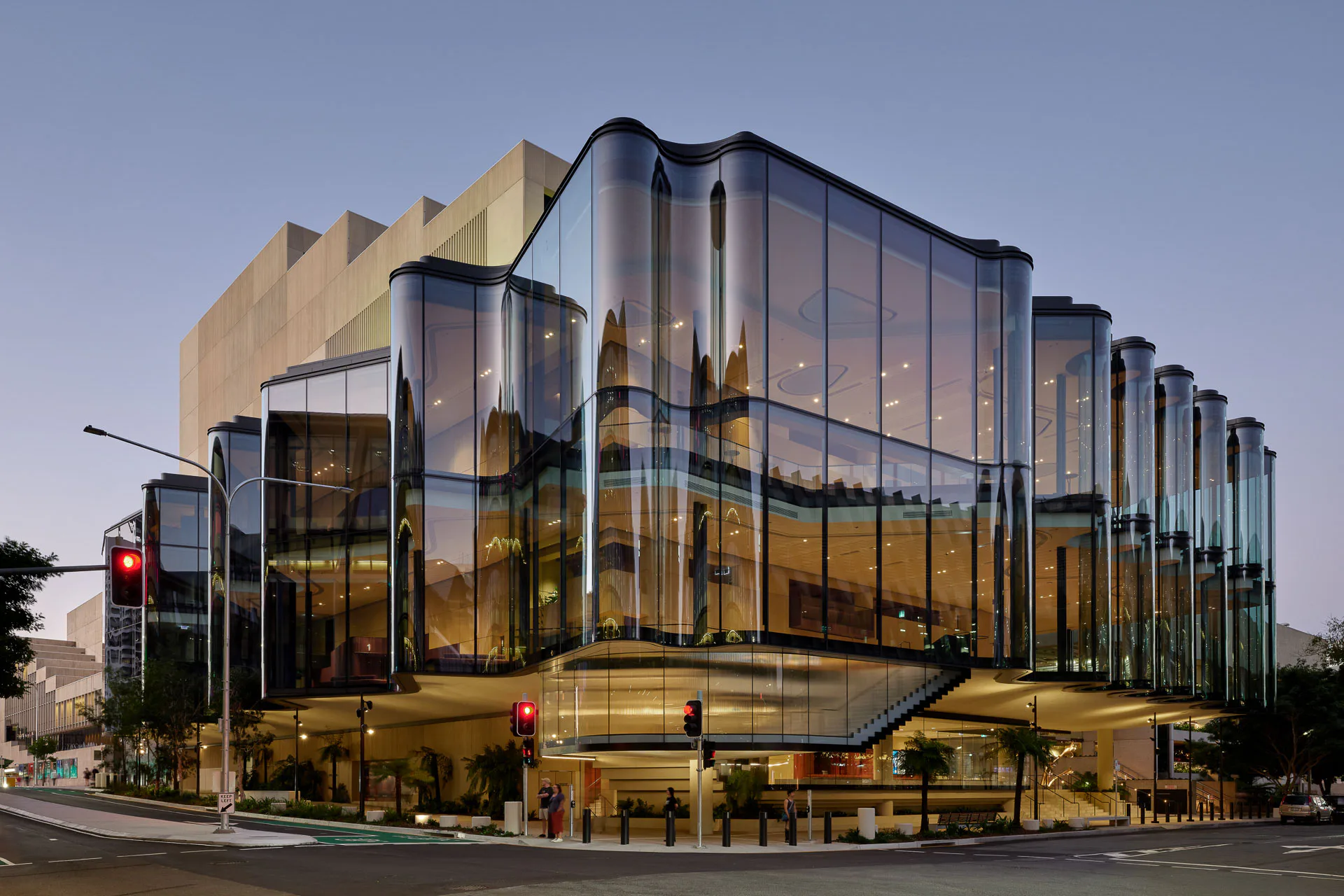 In den Abendstunden ist der zweischalige Aufbau des Glasshouse Theatre aus einem inneren Betonkern und einer leichten, umlaufenden Glashülle besonders gut zu sehen.