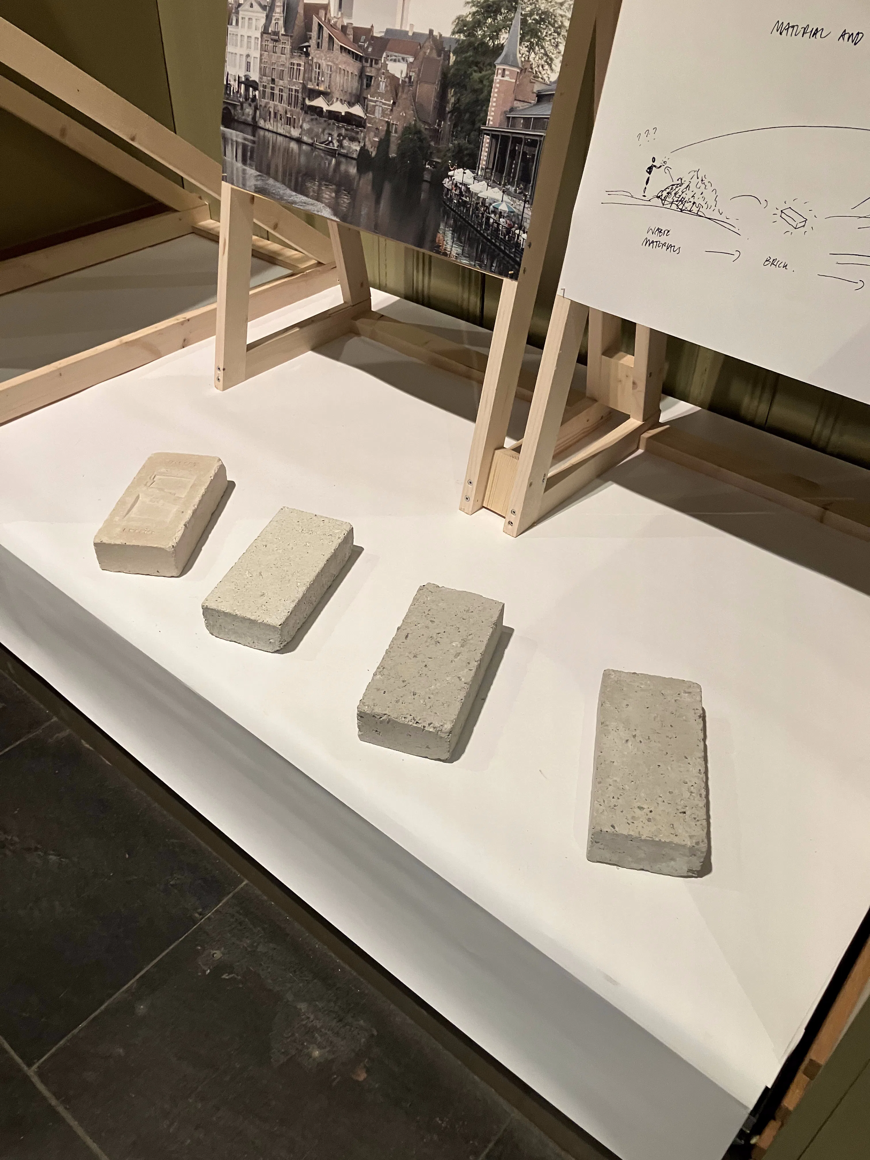Der Waste Brick besteht zu 63 % aus Genter Abfall, hauptsächlich aus zerkleinertem Beton und Glas.