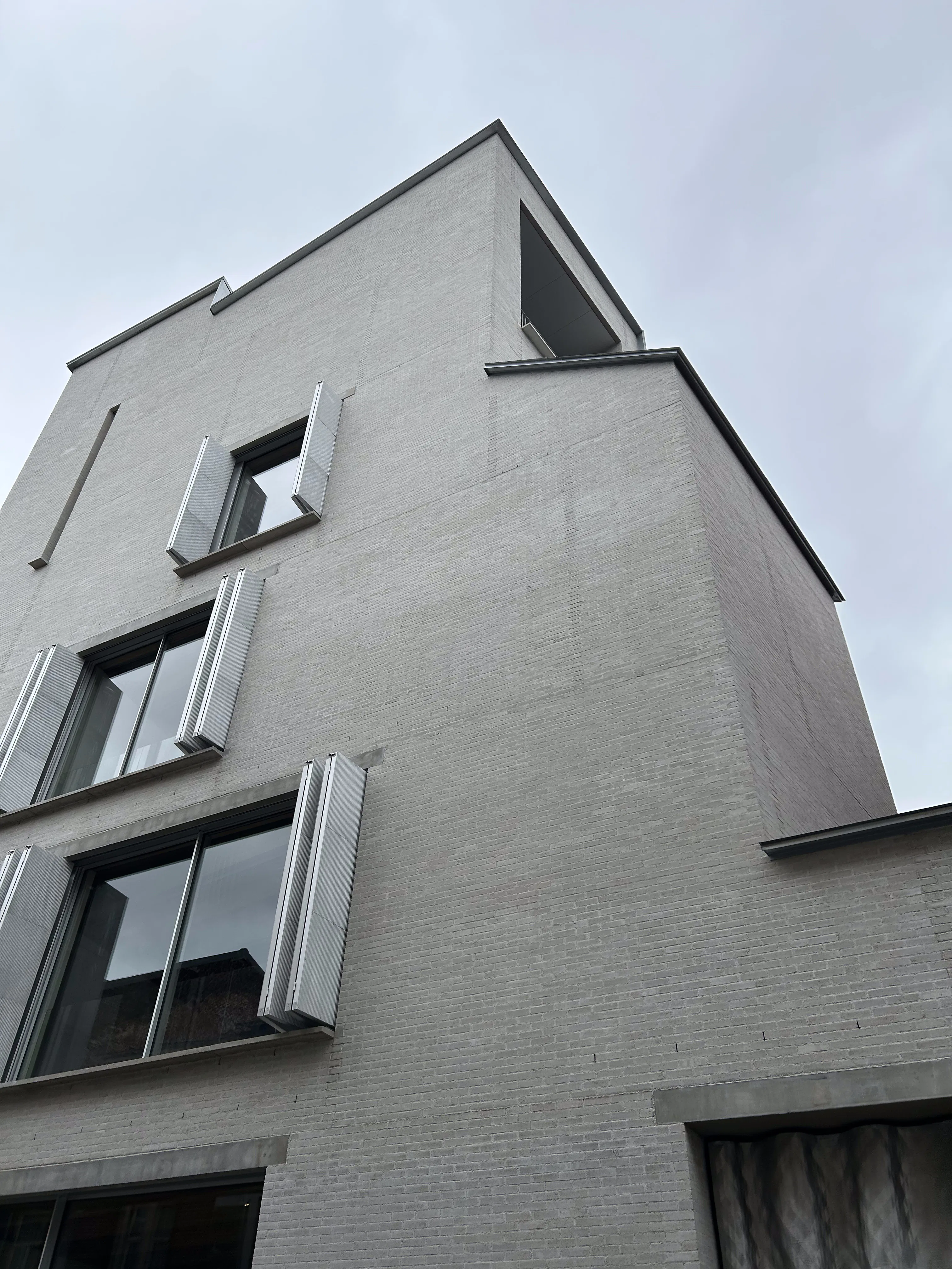 Carmody Groarke entwickelten den Waste Brick in Zusammenarbeit mit Atama, BC-Materials, Local Works Studios, Sogent und dem Design Museum Gent für das Verblendmauerwerk des Erweiterungsbaus.